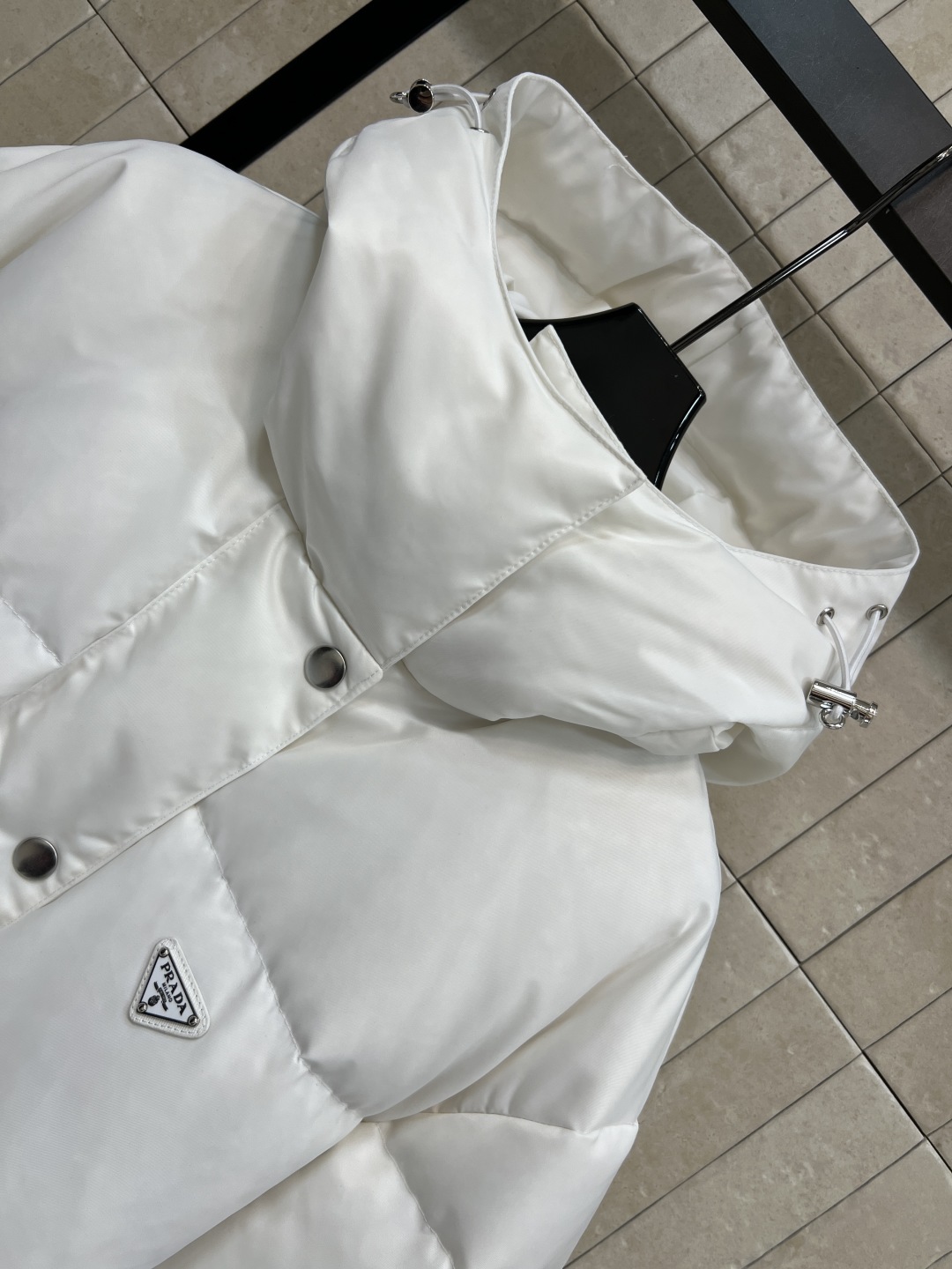 PD家 25秋冬新款 连帽收腰羽绒服 瘦腰的设计上身立显身材 胸口经典到三角logo点缀 配有机能扣小包