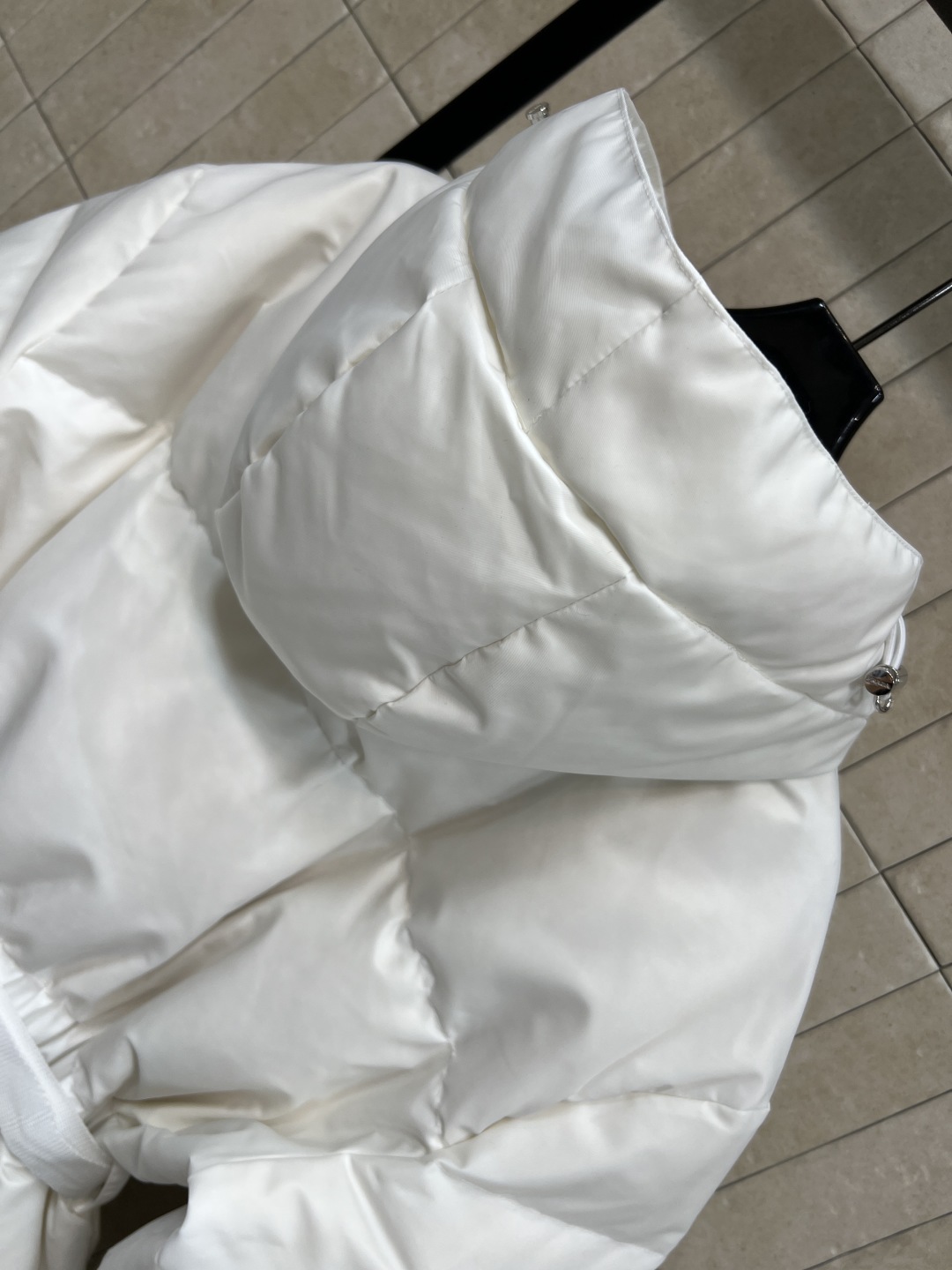 PD家 25秋冬新款 连帽收腰羽绒服 瘦腰的设计上身立显身材 胸口经典到三角logo点缀 配有机能扣小包