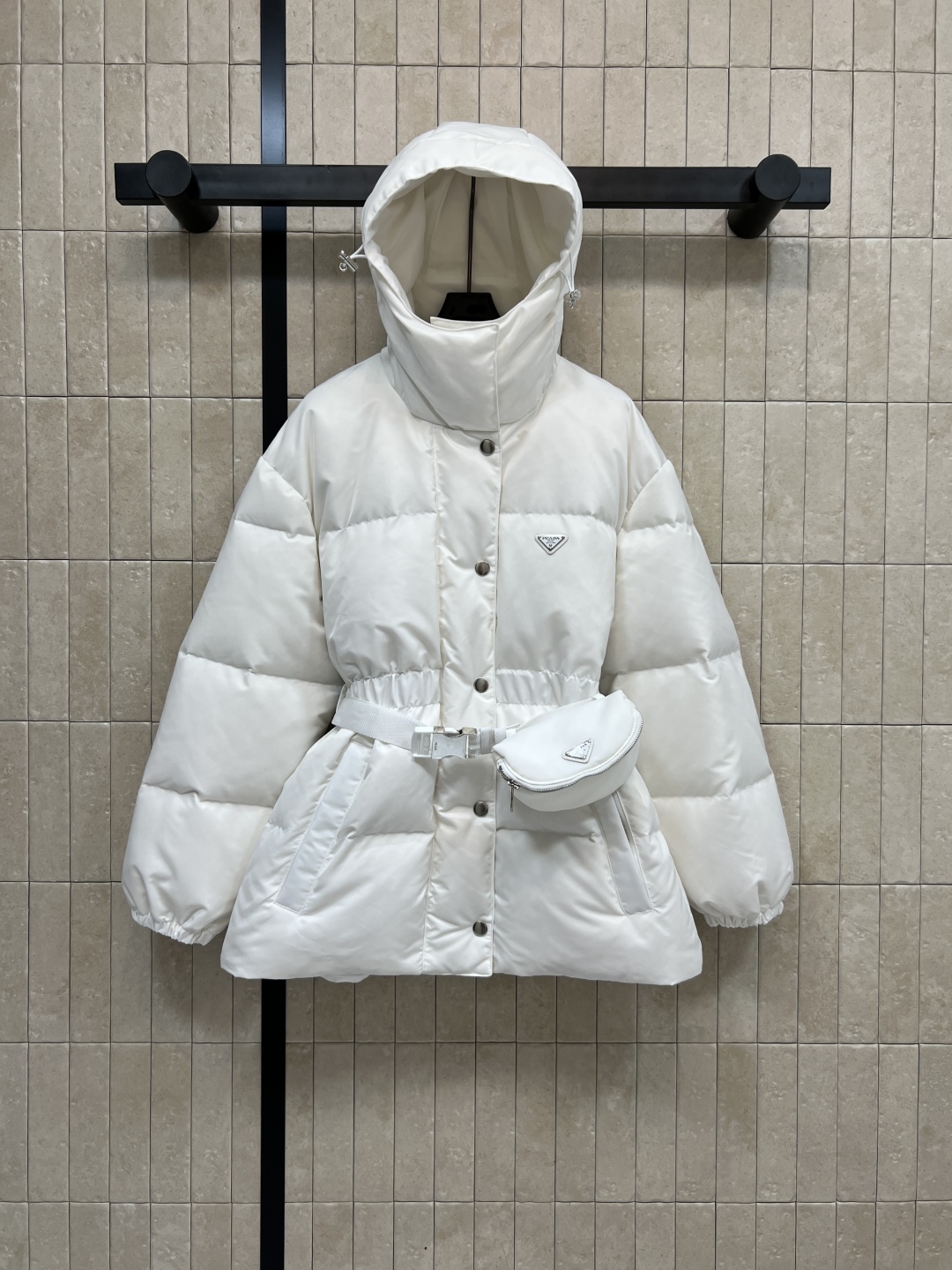 PD家 25秋冬新款 连帽收腰羽绒服 瘦腰的设计上身立显身材 胸口经典到三角logo点缀 配有机能扣小包