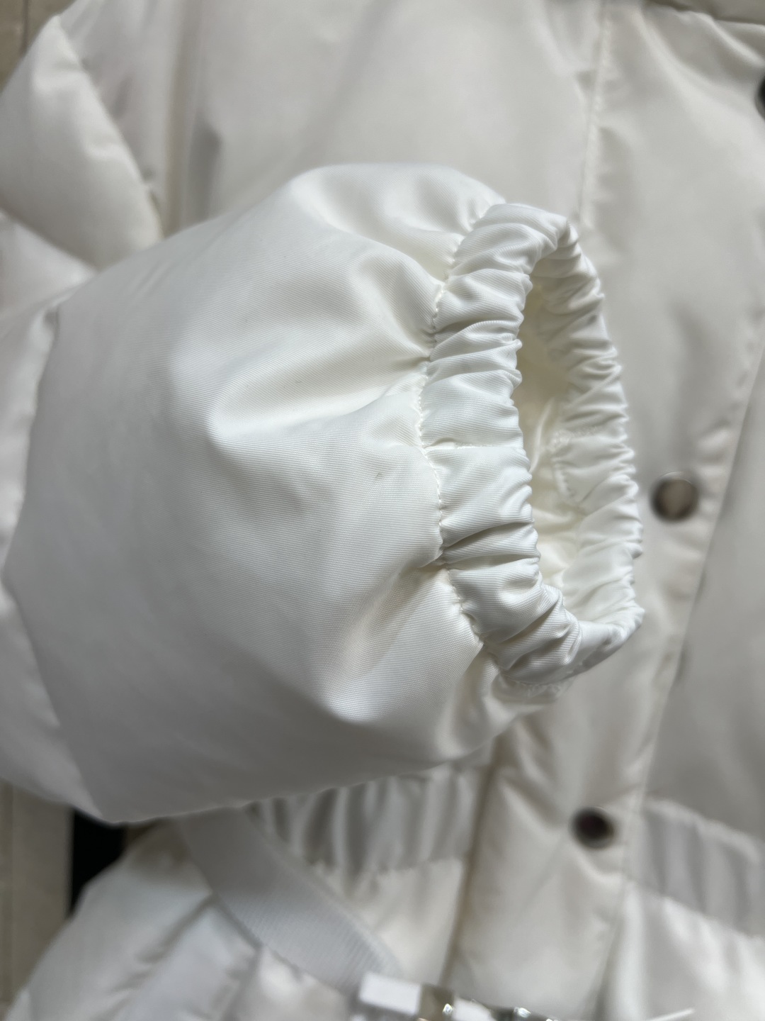PD家 25秋冬新款 连帽收腰羽绒服 瘦腰的设计上身立显身材 胸口经典到三角logo点缀 配有机能扣小包