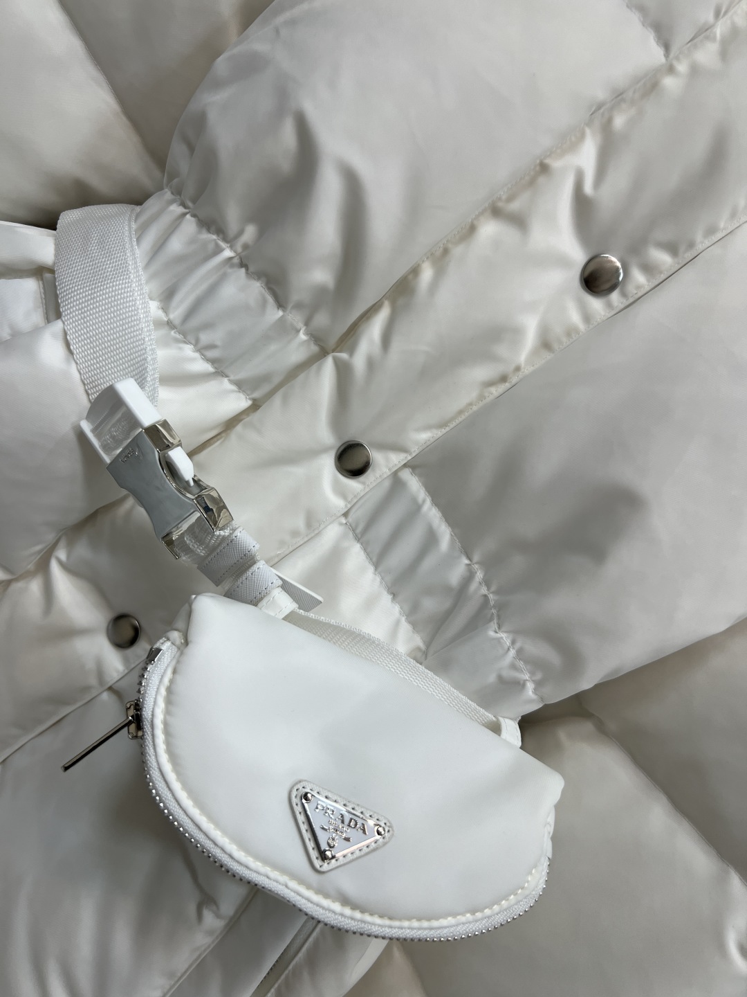 PD家 25秋冬新款 连帽收腰羽绒服 瘦腰的设计上身立显身材 胸口经典到三角logo点缀 配有机能扣小包