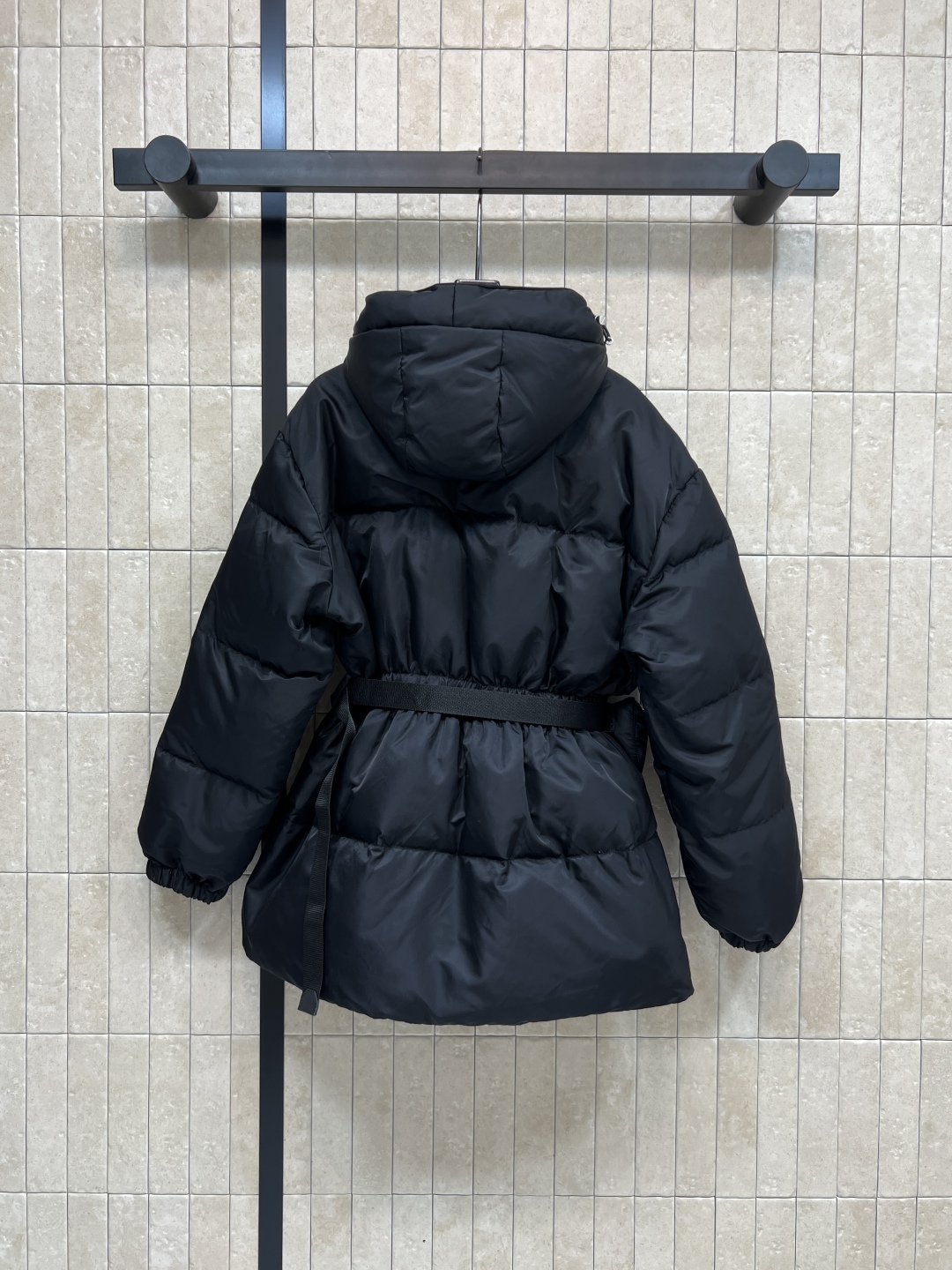 PD家 25秋冬新款 连帽收腰羽绒服 瘦腰的设计上身立显身材 胸口经典到三角logo点缀 配有机能扣小包