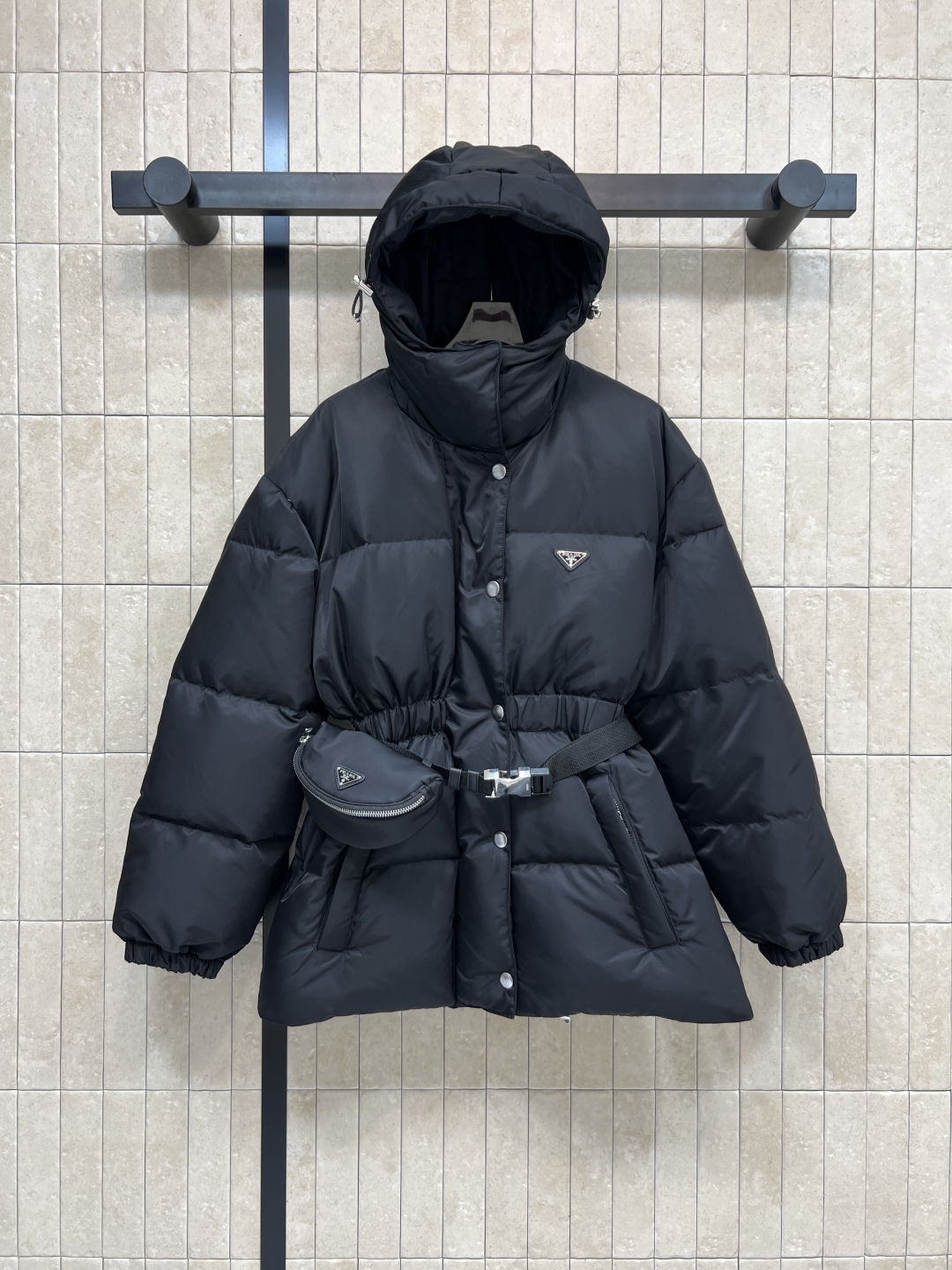 PD家 25秋冬新款 连帽收腰羽绒服 瘦腰的设计上身立显身材 胸口经典到三角logo点缀 配有机能扣小包
