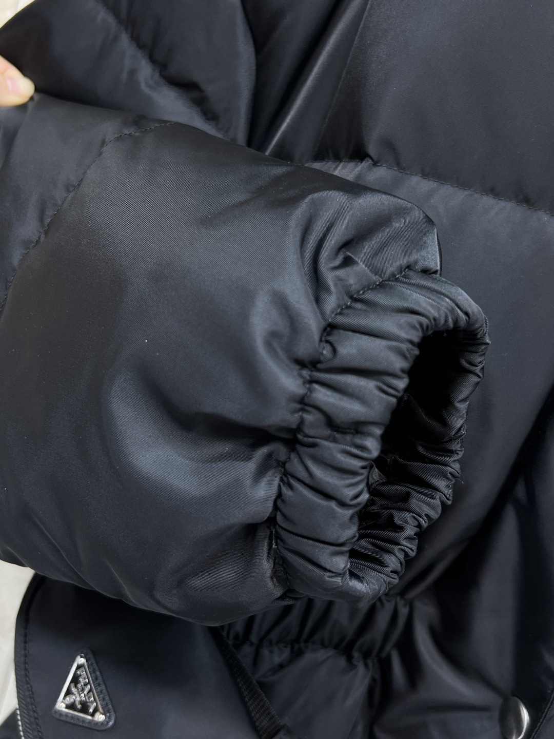 PD家 25秋冬新款 连帽收腰羽绒服 瘦腰的设计上身立显身材 胸口经典到三角logo点缀 配有机能扣小包