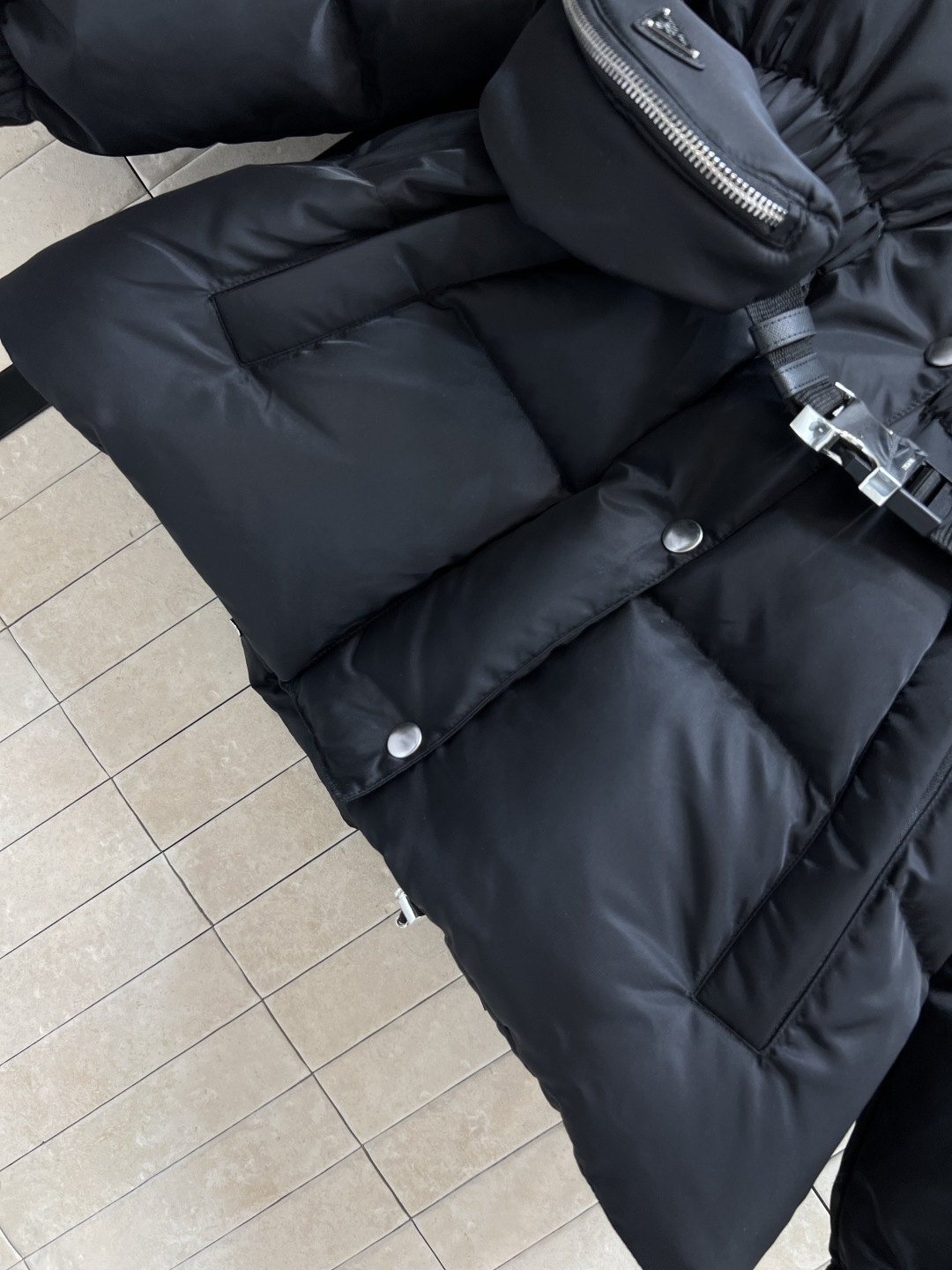 PD家 25秋冬新款 连帽收腰羽绒服 瘦腰的设计上身立显身材 胸口经典到三角logo点缀 配有机能扣小包