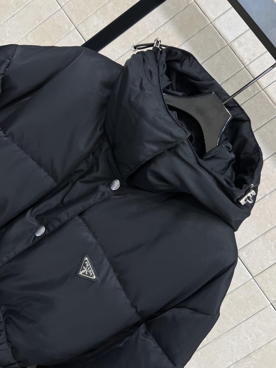 PD家 25秋冬新款 连帽收腰羽绒服 瘦腰的设计上身立显身材 胸口经典到三角logo点缀 配有机能扣小包