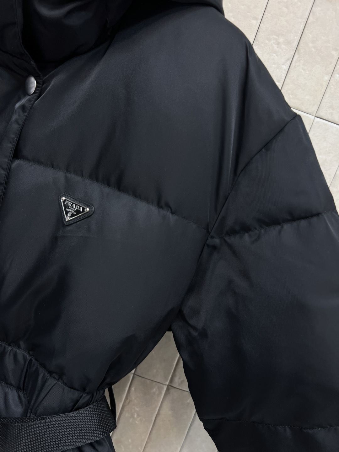 PD家 25秋冬新款 连帽收腰羽绒服 瘦腰的设计上身立显身材 胸口经典到三角logo点缀 配有机能扣小包