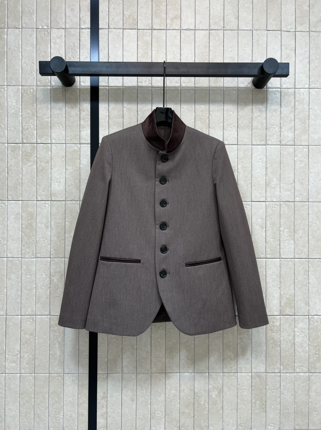 NO:498427,LP Home 25 autumn and winter new style, color-blocked stand-collar suit jacket + high-waisted pleated skirt, a true old-fashioned style, handsome and high-end upper body, contrasting spliced ​​small stand-up collar design, silhouette tailoring suit jacket, double pocket embellishment, paired with high-waisted A-skirts, a set of top-body is amazing, super aura, can be worn for any figure, cover the flesh and make it look slimming, important occasions are OK, one color four,, loro piano, skirts, jackets & coats, business suit, alexander wang19860909LP家 25秋冬新款 拼色立领西装外套+高腰百褶半身裙 妥妥的老钱风 上身又帅又高级 撞色拼接小立领设计 廓形剪裁西装外套 双口袋点缀 搭配高腰A裙摆 一套上身真是绝了 超强气场 任何身材都可以穿 遮肉显瘦 重要场合也OK 一色四,,loro piana,skirts,jackets & coats,business suit,alexander wang,Women's clothing