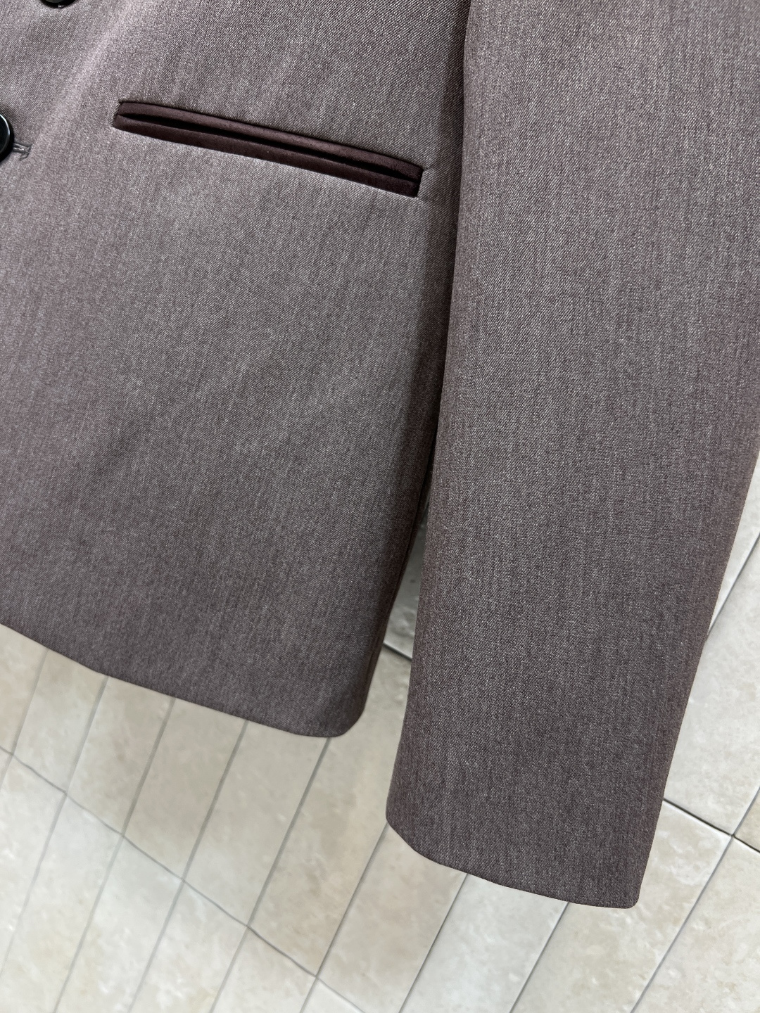 LP家 25秋冬新款 拼色立领西装外套+高腰百褶半身裙 妥妥的老钱风 上身又帅又高级 撞色拼接小立领设计