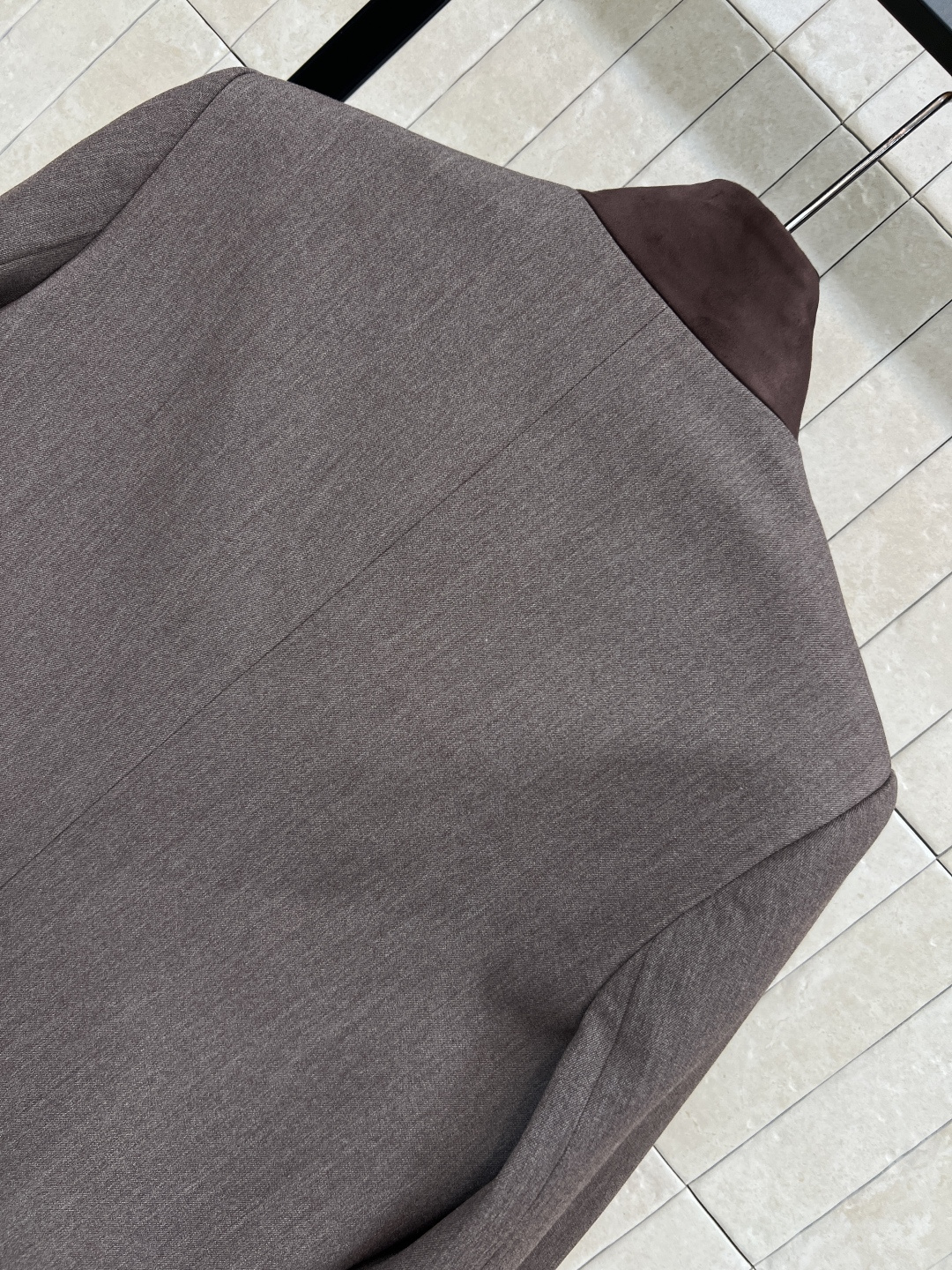 LP家 25秋冬新款 拼色立领西装外套+高腰百褶半身裙 妥妥的老钱风 上身又帅又高级 撞色拼接小立领设计