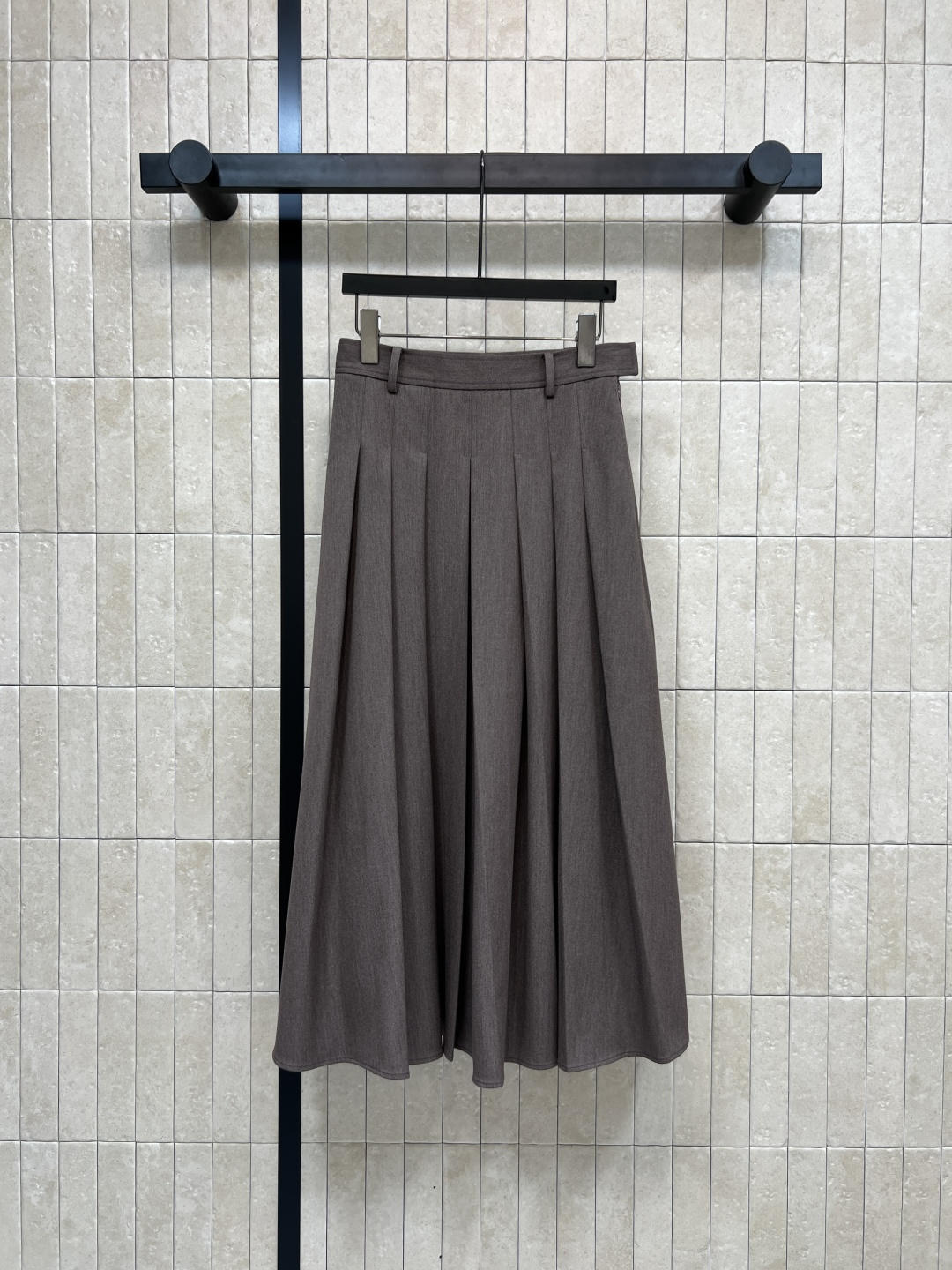 NO:518119,LP Home 25 autumn and winter new style, color-blocked stand-collar suit jacket + high-waisted pleated skirt, a true old-fashioned style, handsome and high-end upper body, contrasting spliced ​​small stand-up collar design, silhouette tailoring suit jacket, double pocket embellishment, paired with high-waisted A-skirts, a set of top-body is amazing, super aura, can be worn for any figure, cover flesh and make you look slimming, important occasions are OK, four-size one color,,loro piano, skirts, jackets & coats, business suit, alexander wang19860909LP家 25秋冬新款 拼色立领西装外套+高腰百褶半身裙 妥妥的老钱风 上身又帅又高级 撞色拼接小立领设计 廓形剪裁西装外套 双口袋点缀 搭配高腰A裙摆 一套上身真是绝了 超强气场 任何身材都可以穿 遮肉显瘦 重要场合也OK 一色四码,,loro piana,skirts,jackets & coats,business suit,alexander wang,Women's clothing