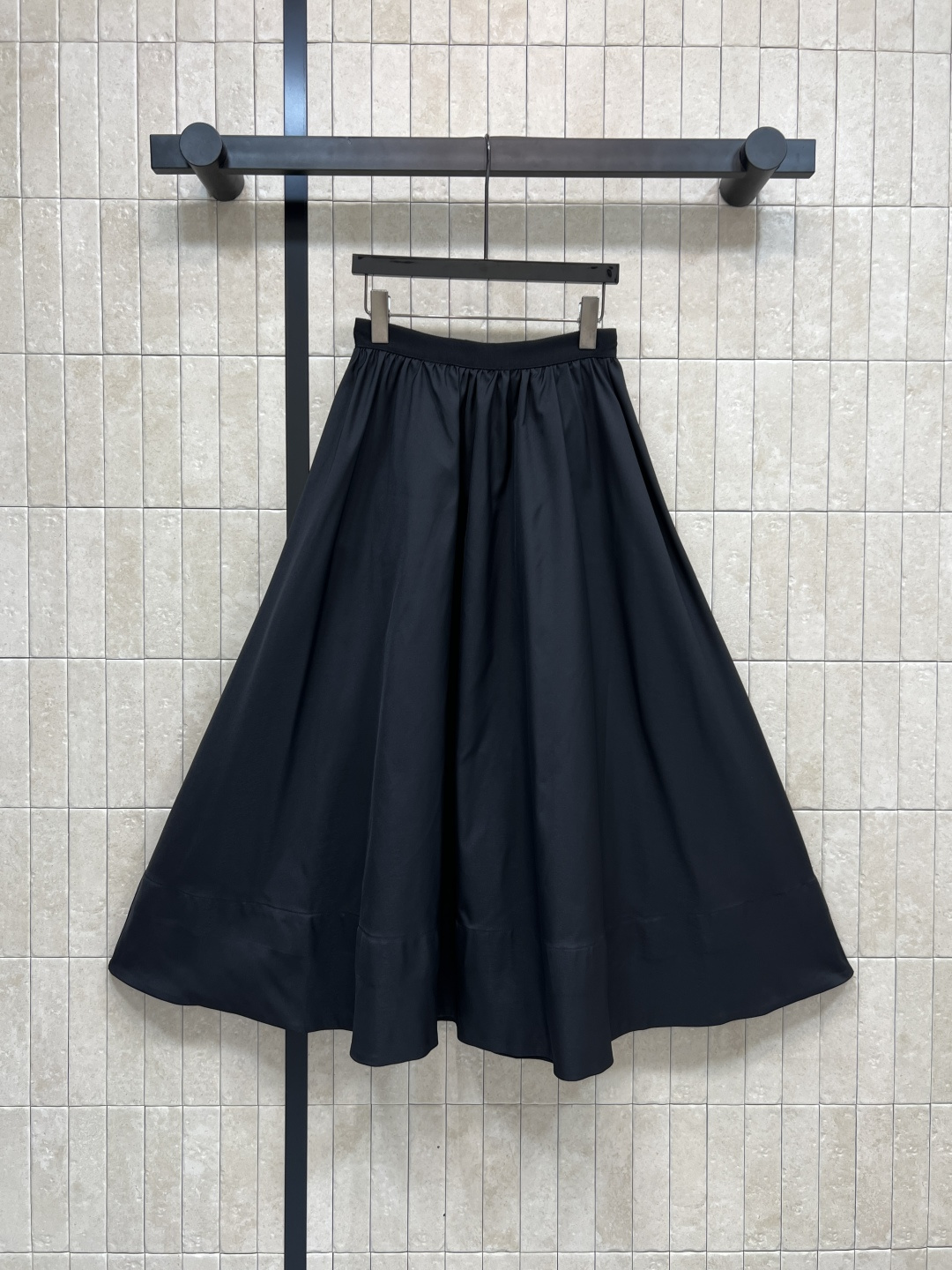 NO:498411,Dhh 25 autumn and winter new black high-waist skirt with a handsome feeling, classic mid-length A-line style, small details of the back zipper buckle waist-hugging, lengthening legs in one second, suitable for all figures, easy to cover the flesh and make you look slimming, and the age-reducing feeling is online, the upper body looks slim and versatile and fashionable, daily match with a small vest, cool and handsome style, four-size, Size/S-M-L-XL,,dior, skirts, alexander wang19860909D家25秋冬新款 黑色高腰半身裙 自带帅气感 经典中长款A字版型 后面拉链搭扣收腰小细节 一秒拉长腿比例 适合各种身材 轻松遮肉显瘦 减龄感更是在线 上身显瘦又百搭时髦 日常搭配小背心 又酷又帅气的造型 一色四码 Size/S-M-L-XL,,dior,skirts,alexander wang,Women's clothing