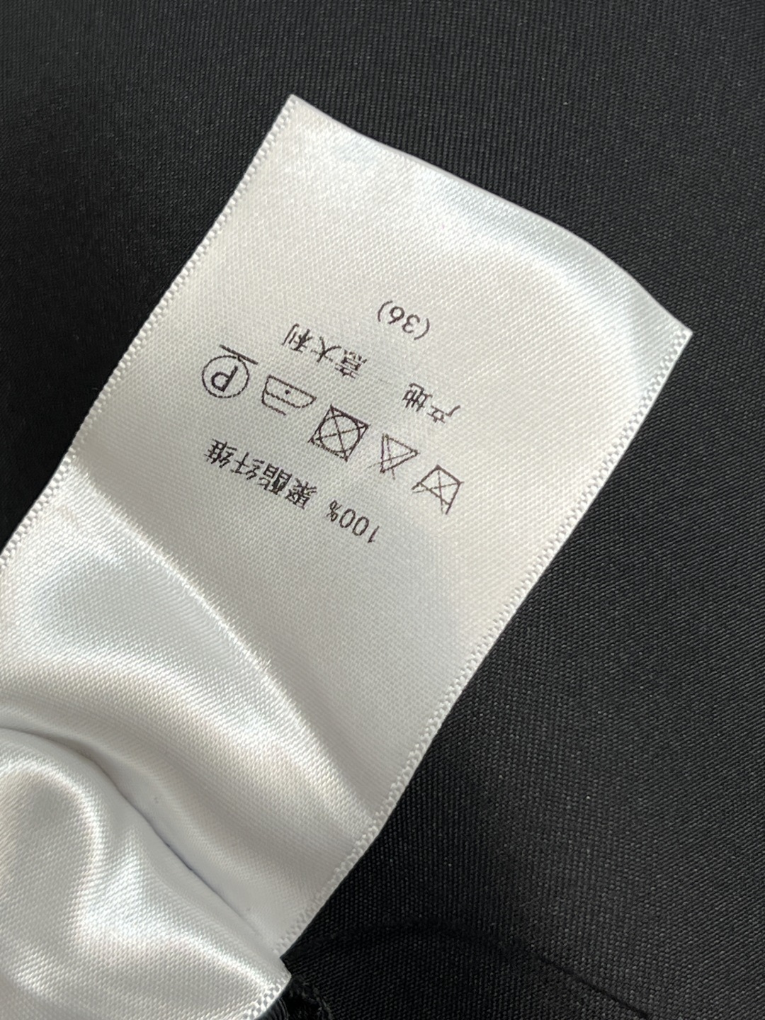 D家25秋冬新款 黑色高腰半身裙 自带帅气感 经典中长款A字版型 后面拉链搭扣收腰小细节 一秒拉长腿比例