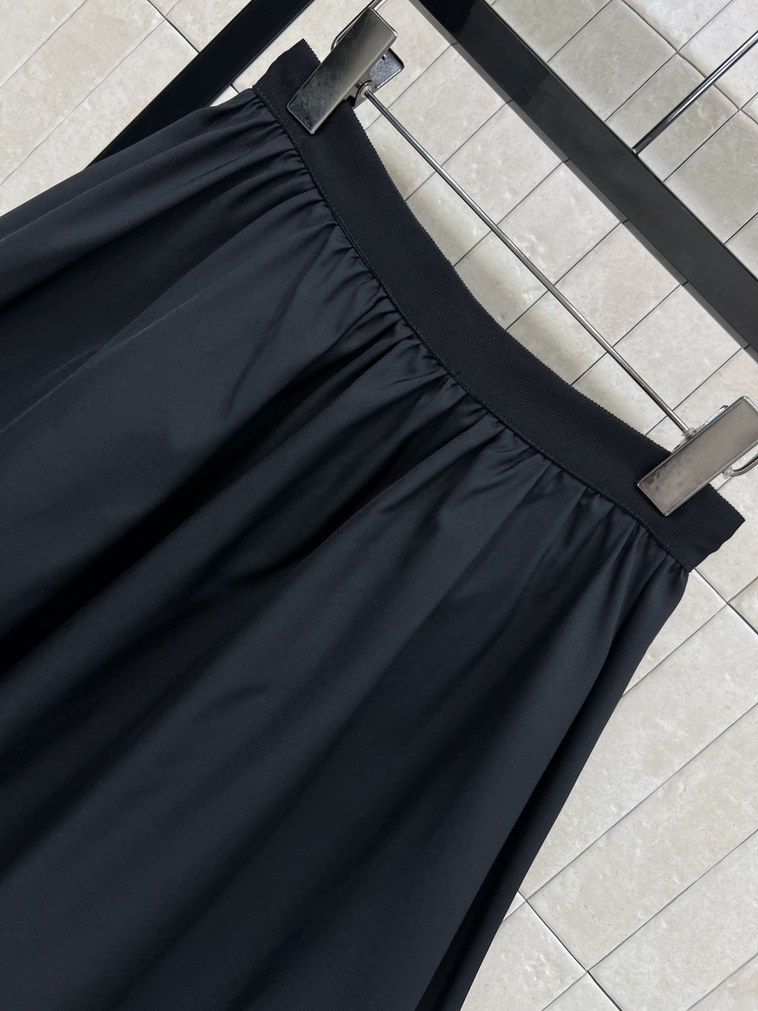D家25秋冬新款 黑色高腰半身裙 自带帅气感 经典中长款A字版型 后面拉链搭扣收腰小细节 一秒拉长腿比例