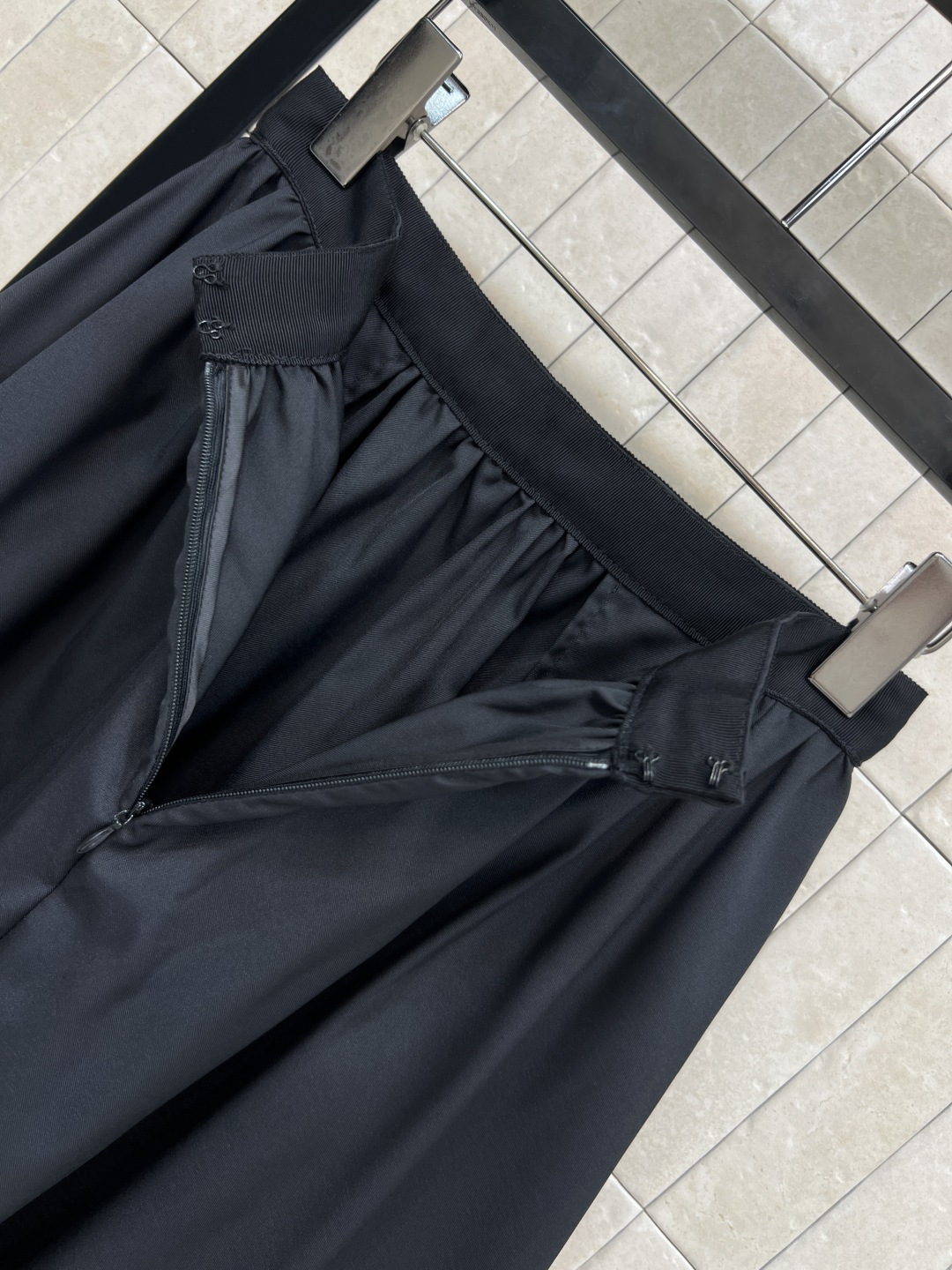 D家25秋冬新款 黑色高腰半身裙 自带帅气感 经典中长款A字版型 后面拉链搭扣收腰小细节 一秒拉长腿比例