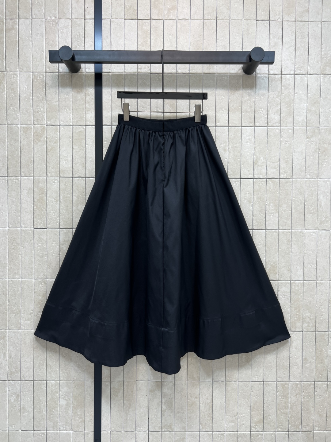 D家25秋冬新款 黑色高腰半身裙 自带帅气感 经典中长款A字版型 后面拉链搭扣收腰小细节 一秒拉长腿比例