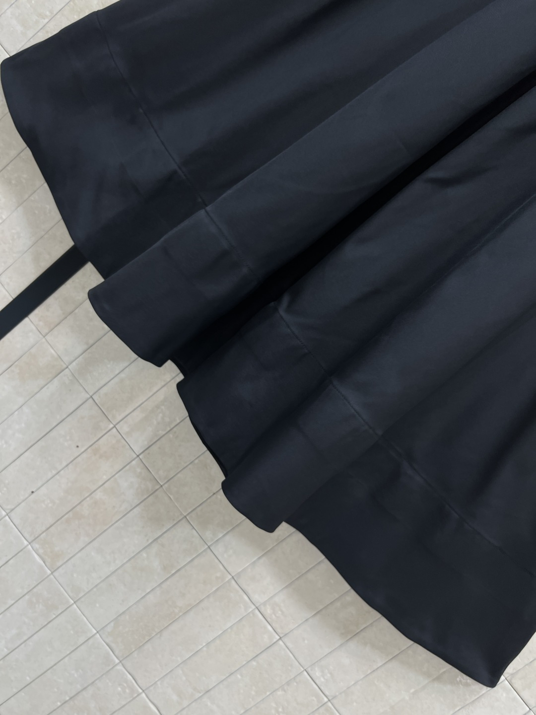 D家25秋冬新款 黑色高腰半身裙 自带帅气感 经典中长款A字版型 后面拉链搭扣收腰小细节 一秒拉长腿比例