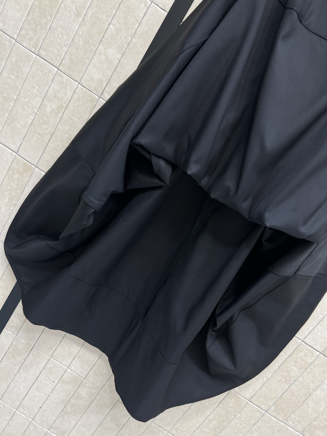 D家25秋冬新款 黑色高腰半身裙 自带帅气感 经典中长款A字版型 后面拉链搭扣收腰小细节 一秒拉长腿比例