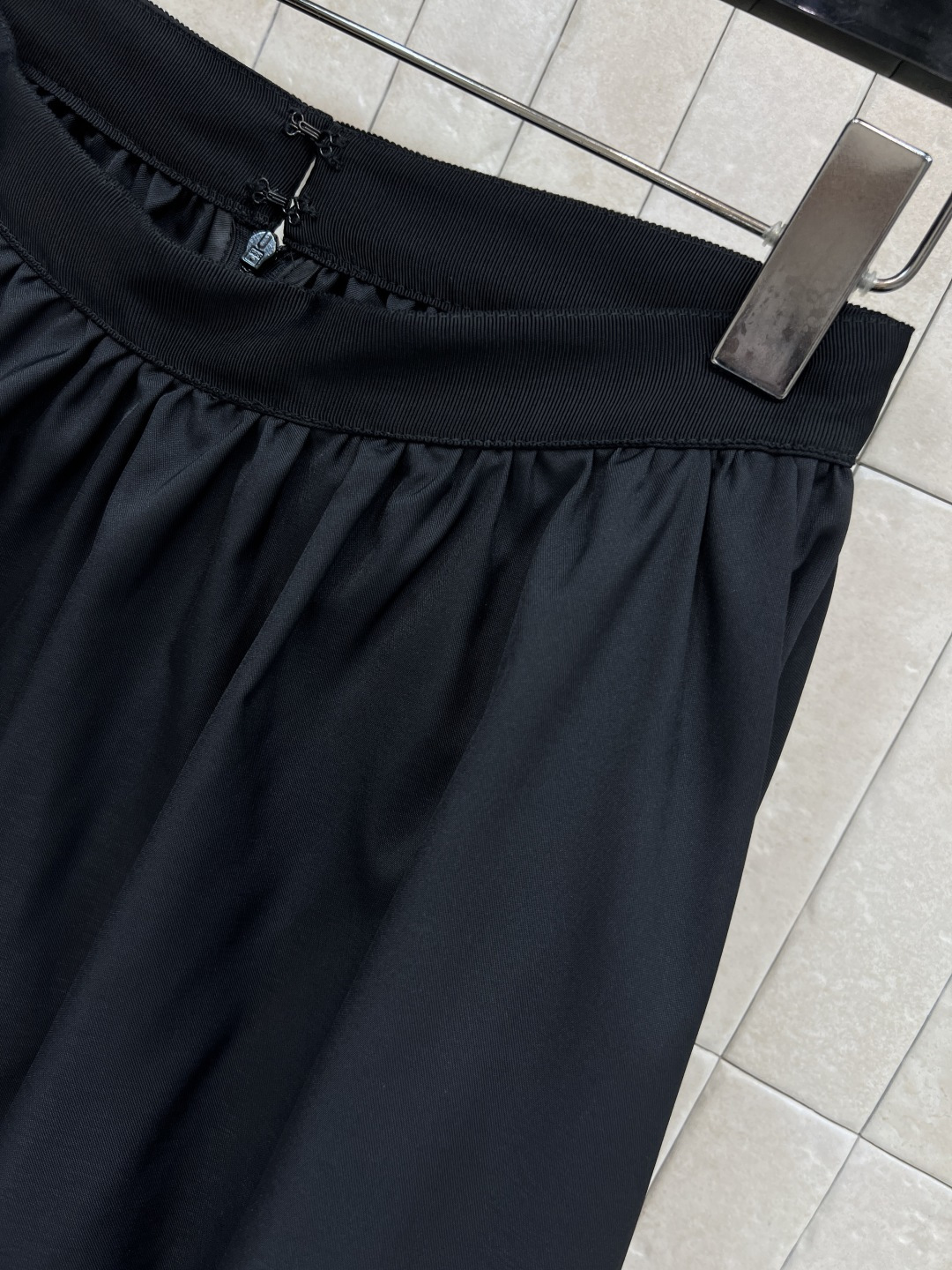 D家25秋冬新款 黑色高腰半身裙 自带帅气感 经典中长款A字版型 后面拉链搭扣收腰小细节 一秒拉长腿比例