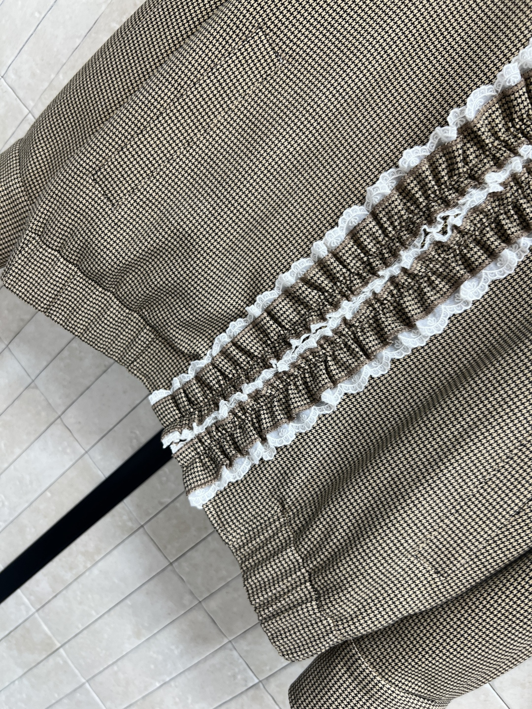 MIu家25秋冬新款 浅棕色千鸟格休闲套装 木耳花边装饰长袖外套+松紧腰短裤 简约的设计 门襟装饰花边装