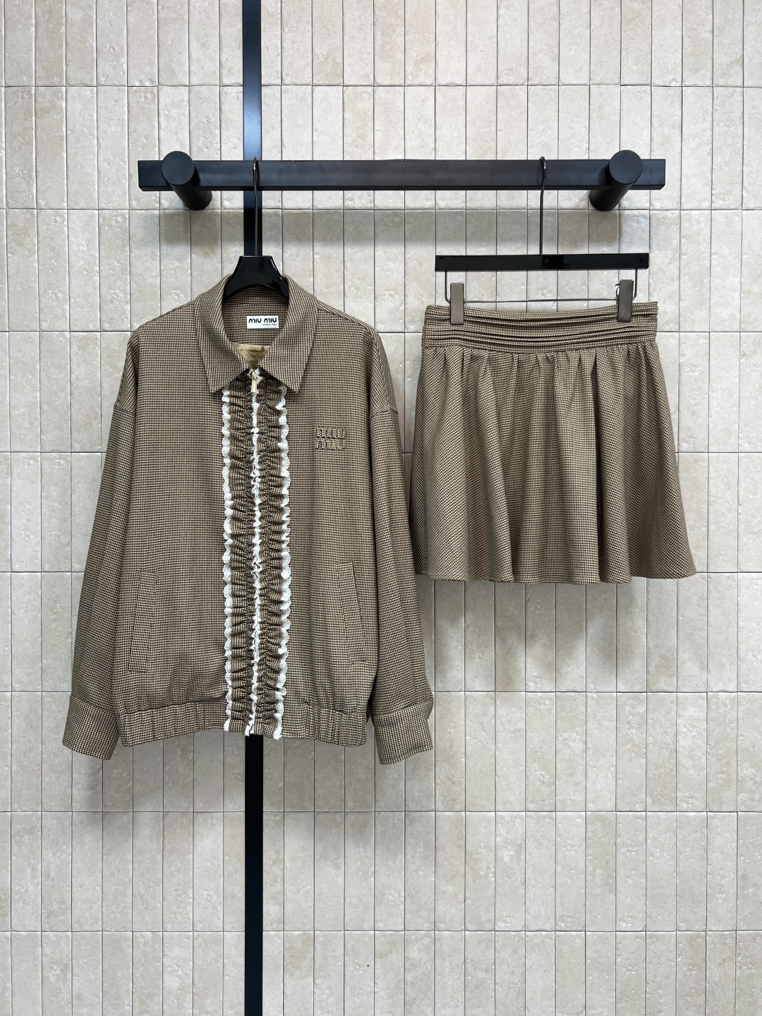 NO:498465,MIu 25 autumn and winter new style light brown houndstooth casual set, fungus lace decoration long-sleeved jacket + elastic waist shorts Simple design, placket decorative lace decoration, a retro palace style fashionable, a super beautiful set, one color three-code Size/S-M-L,,miumiu, shorts, jackets & coats,alexander wang19860909MIu家25秋冬新款 浅棕色千鸟格休闲套装 木耳花边装饰长袖外套+松紧腰短裤 简约的设计 门襟装饰花边装饰 有一种复古宫廷风时髦感 超级好看的一套 一色三码Size/S-M-L,,miumiu,shorts,jackets & coats,alexander wang,Women's clothing