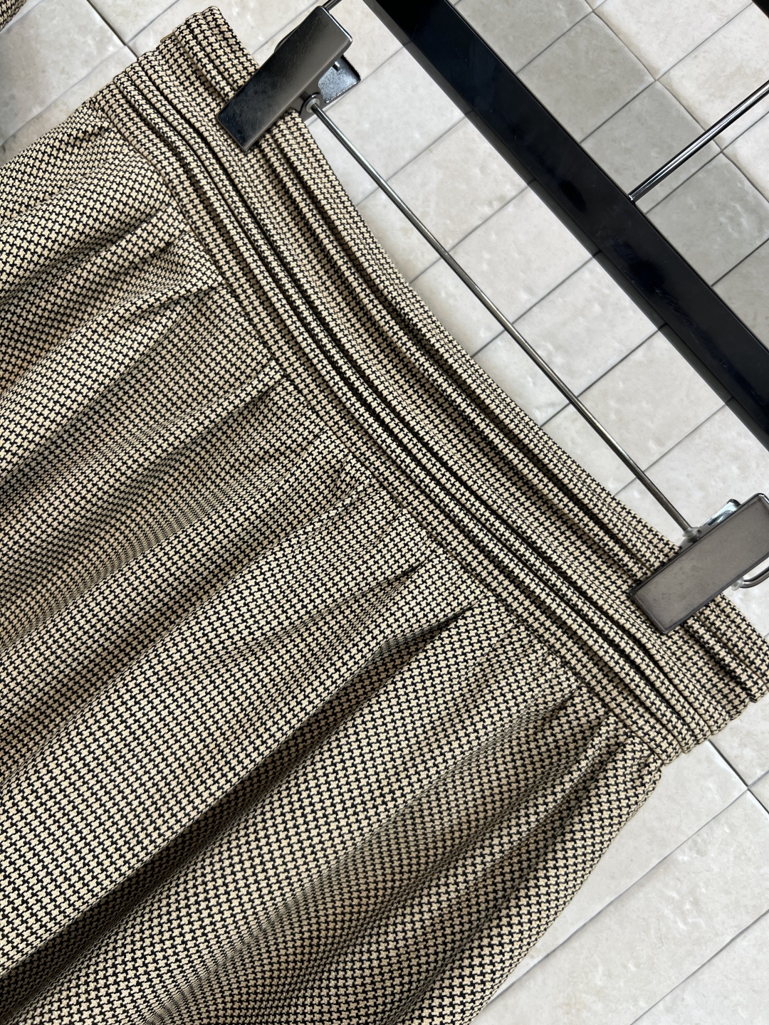 MIu家25秋冬新款 浅棕色千鸟格休闲套装 木耳花边装饰长袖外套+松紧腰短裤 简约的设计 门襟装饰花边装