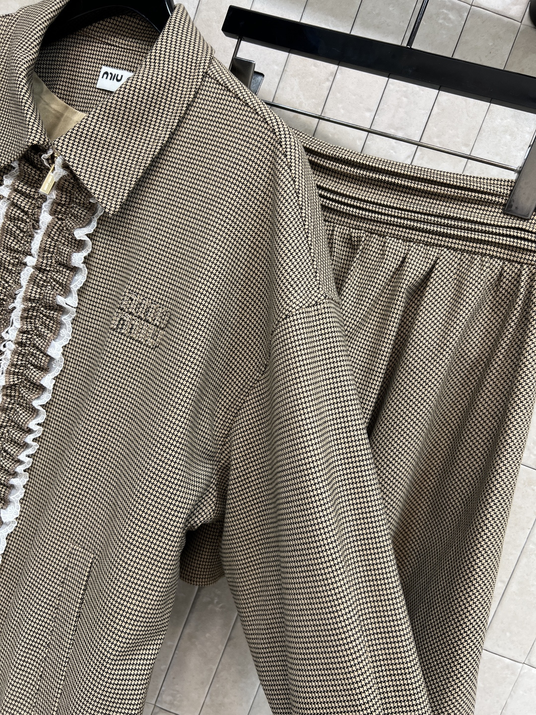 MIu家25秋冬新款 浅棕色千鸟格休闲套装 木耳花边装饰长袖外套+松紧腰短裤 简约的设计 门襟装饰花边装