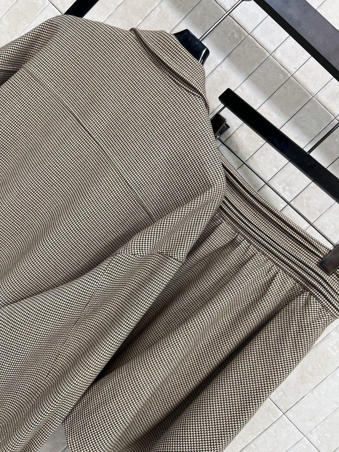 MIu家25秋冬新款 浅棕色千鸟格休闲套装 木耳花边装饰长袖外套+松紧腰短裤 简约的设计 门襟装饰花边装