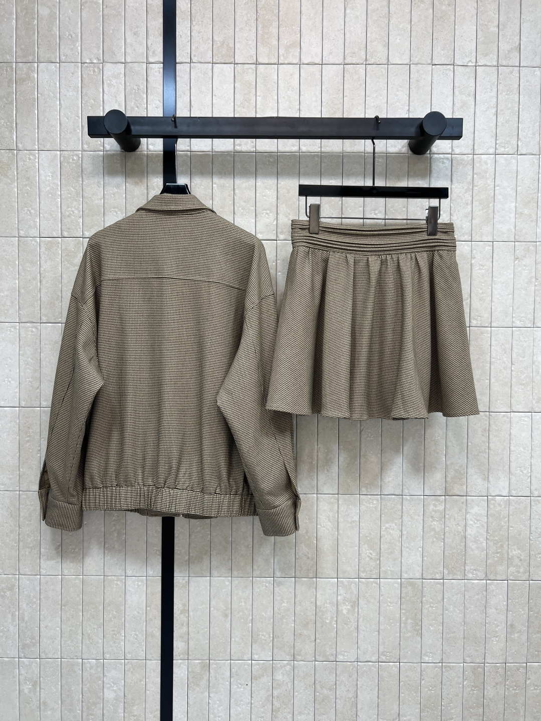 MIu家25秋冬新款 浅棕色千鸟格休闲套装 木耳花边装饰长袖外套+松紧腰短裤 简约的设计 门襟装饰花边装