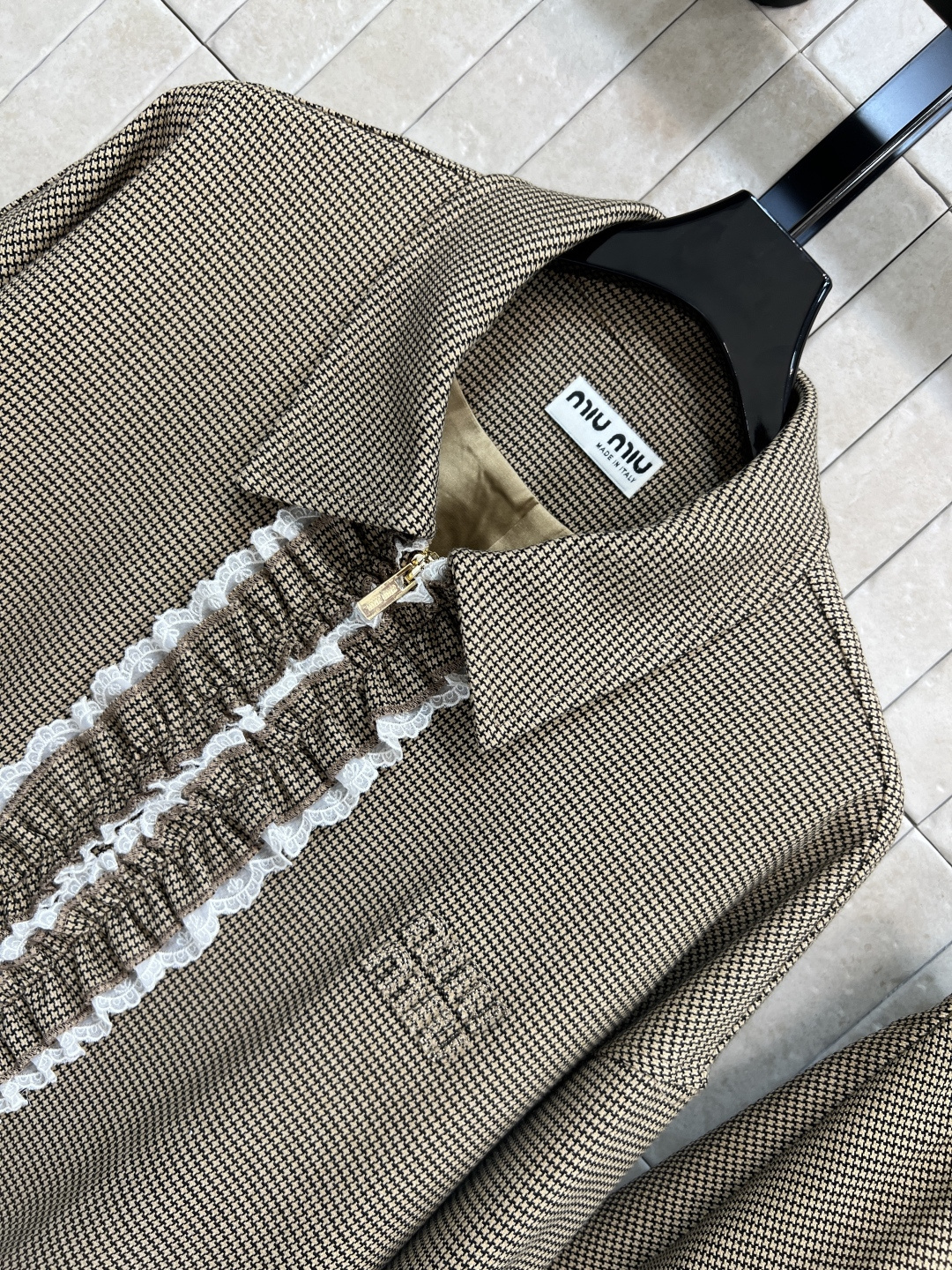 MIu家25秋冬新款 浅棕色千鸟格休闲套装 木耳花边装饰长袖外套+松紧腰短裤 简约的设计 门襟装饰花边装