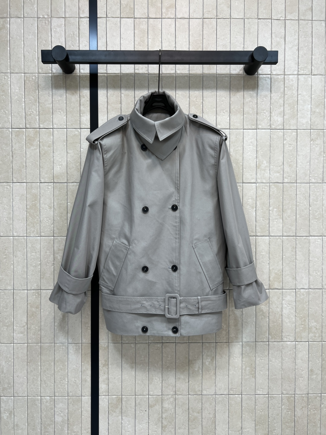 NO:498472,H 25 autumn and winter new style, large shoulder padded silhouette windbreaker, walking style, medium-length silhouette style, deliberately designed to create a beautiful aura, the big reversible neckline has the aesthetic of the windbreaker, the belt can be adjusted and easily tied into different shapes, customized fabric, cool, stylish, windproof and warm, suitable for daily or formal occasions, the upper body has its own aura, one color, three-code Size/S-M-L,,alexander wang19860909H家25秋冬新款 大垫肩廓形风衣 走路带风 中长款廓形款 肩膀故意设计得很宽的打造飒美气场 大大的翻驳领口极具风衣的审美 腰带可以调节轻松束出不同造型感 定制面料 酷帅有型 防风保暖 日常或者正式场合都适合 上身自带气场 一色三码Size/S-M-L,,alexander wang,Women's clothing