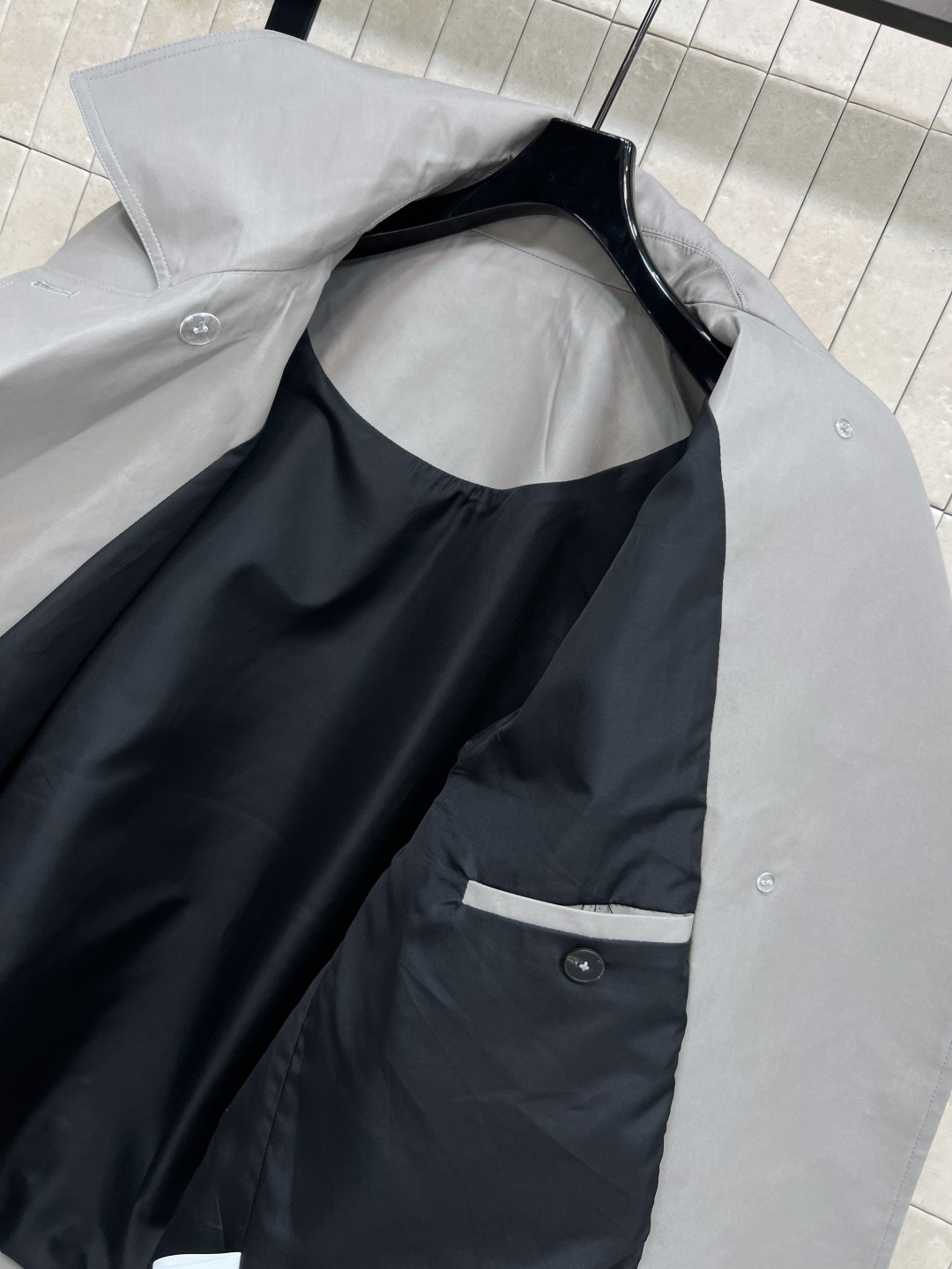 H家25秋冬新款 大垫肩廓形风衣 走路带风 中长款廓形款 肩膀故意设计得很宽的打造飒美气场 大大的翻驳领