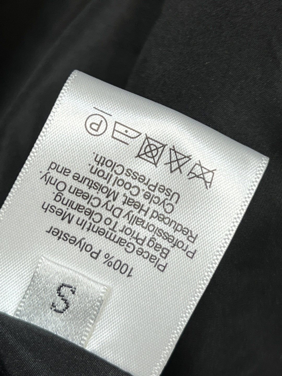 H家25秋冬新款 大垫肩廓形风衣 走路带风 中长款廓形款 肩膀故意设计得很宽的打造飒美气场 大大的翻驳领