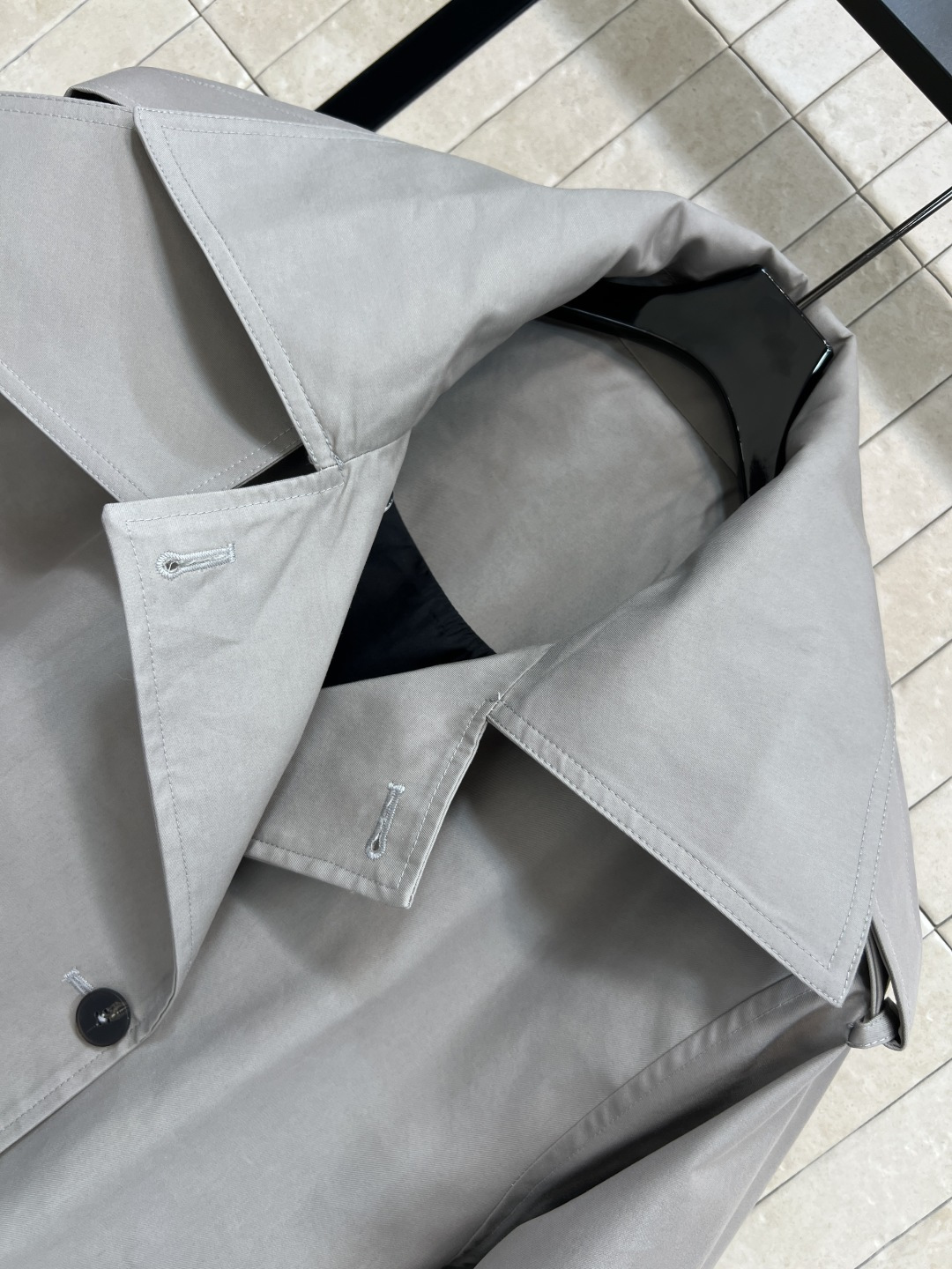 H家25秋冬新款 大垫肩廓形风衣 走路带风 中长款廓形款 肩膀故意设计得很宽的打造飒美气场 大大的翻驳领