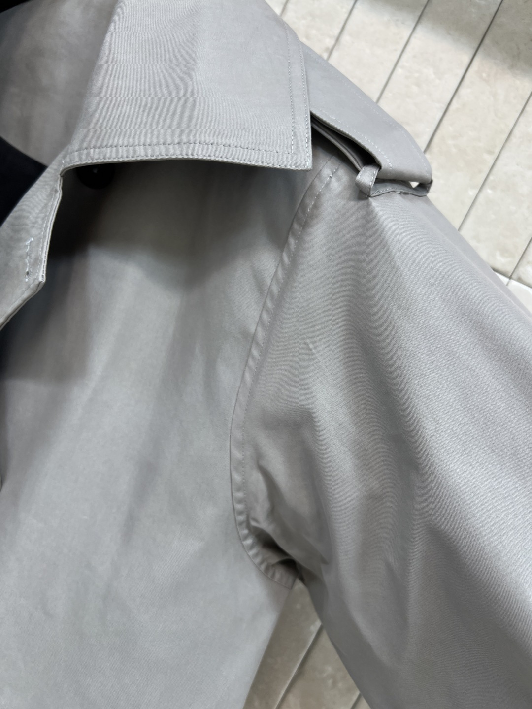 H家25秋冬新款 大垫肩廓形风衣 走路带风 中长款廓形款 肩膀故意设计得很宽的打造飒美气场 大大的翻驳领