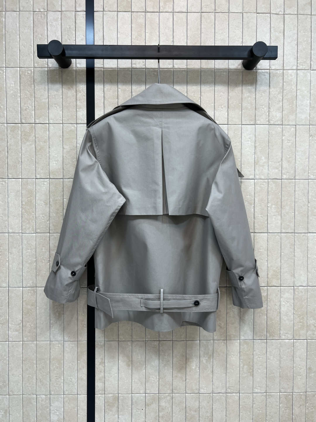 H家25秋冬新款 大垫肩廓形风衣 走路带风 中长款廓形款 肩膀故意设计得很宽的打造飒美气场 大大的翻驳领