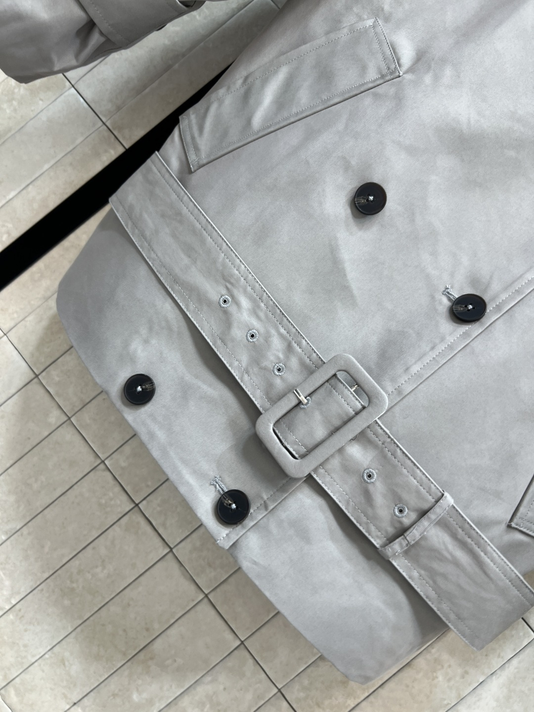 H家25秋冬新款 大垫肩廓形风衣 走路带风 中长款廓形款 肩膀故意设计得很宽的打造飒美气场 大大的翻驳领