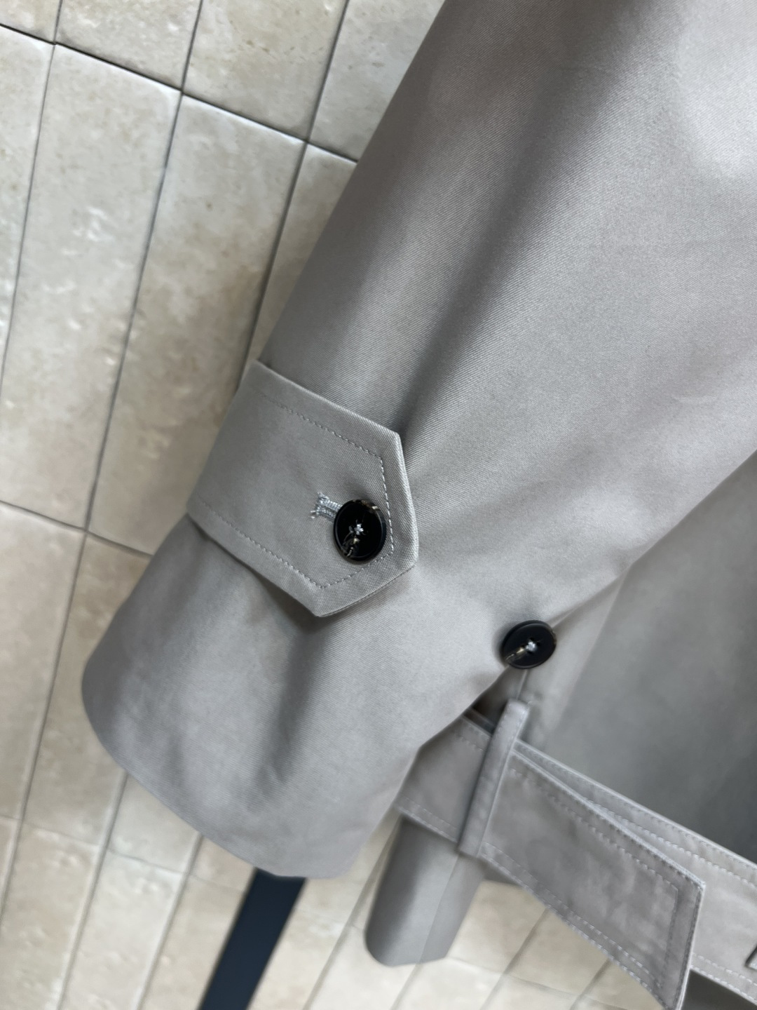 H家25秋冬新款 大垫肩廓形风衣 走路带风 中长款廓形款 肩膀故意设计得很宽的打造飒美气场 大大的翻驳领