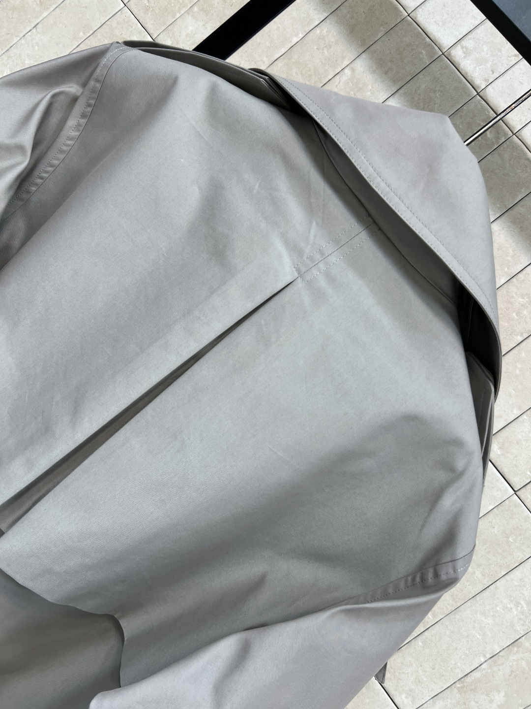 H家25秋冬新款 大垫肩廓形风衣 走路带风 中长款廓形款 肩膀故意设计得很宽的打造飒美气场 大大的翻驳领