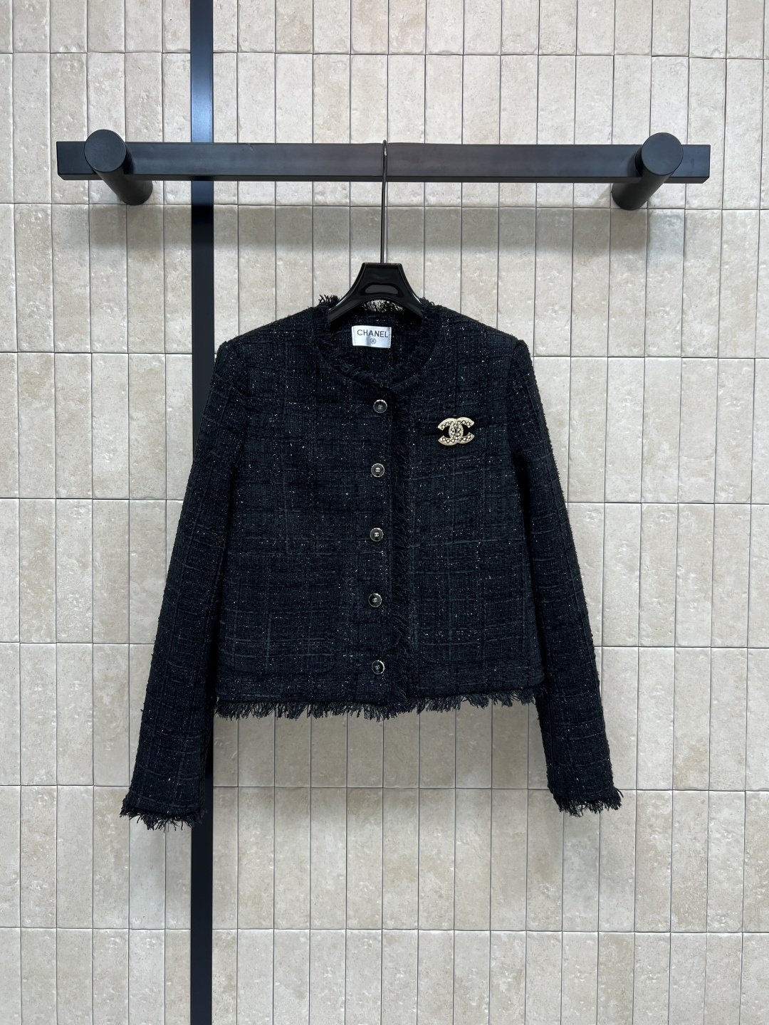 NO:498497,Xiaoxiangjia 25 autumn and winter new round neck tweed jacket, classic basic style versatile and not picky, Logo button embellishment, double pockets, beautiful and practical, high-quality textured fabric, soft and comfortable, the upper body is full of temperament and goddess sense, full of dignity and elegance for any occasion, exquisite and high-end shoulder pad design, not inferior in important occasions, one color three-code Size/S-M-L,, chanel, jackets & coats, alexander wang19860909小香家 25秋冬新款 圆领粗花呢外套 经典基础版型百搭不挑人 Logo纽扣点缀 双口袋美观实用 高级有质感的面料 软糯舒适 上身就是满满的气质女神感 任何场合穿都是满满的端庄优雅 精致高级的垫肩设计 重要场合也毫不逊色 一色三码Size/S-M-L,,chanel,jackets & coats,alexander wang,Women's clothing