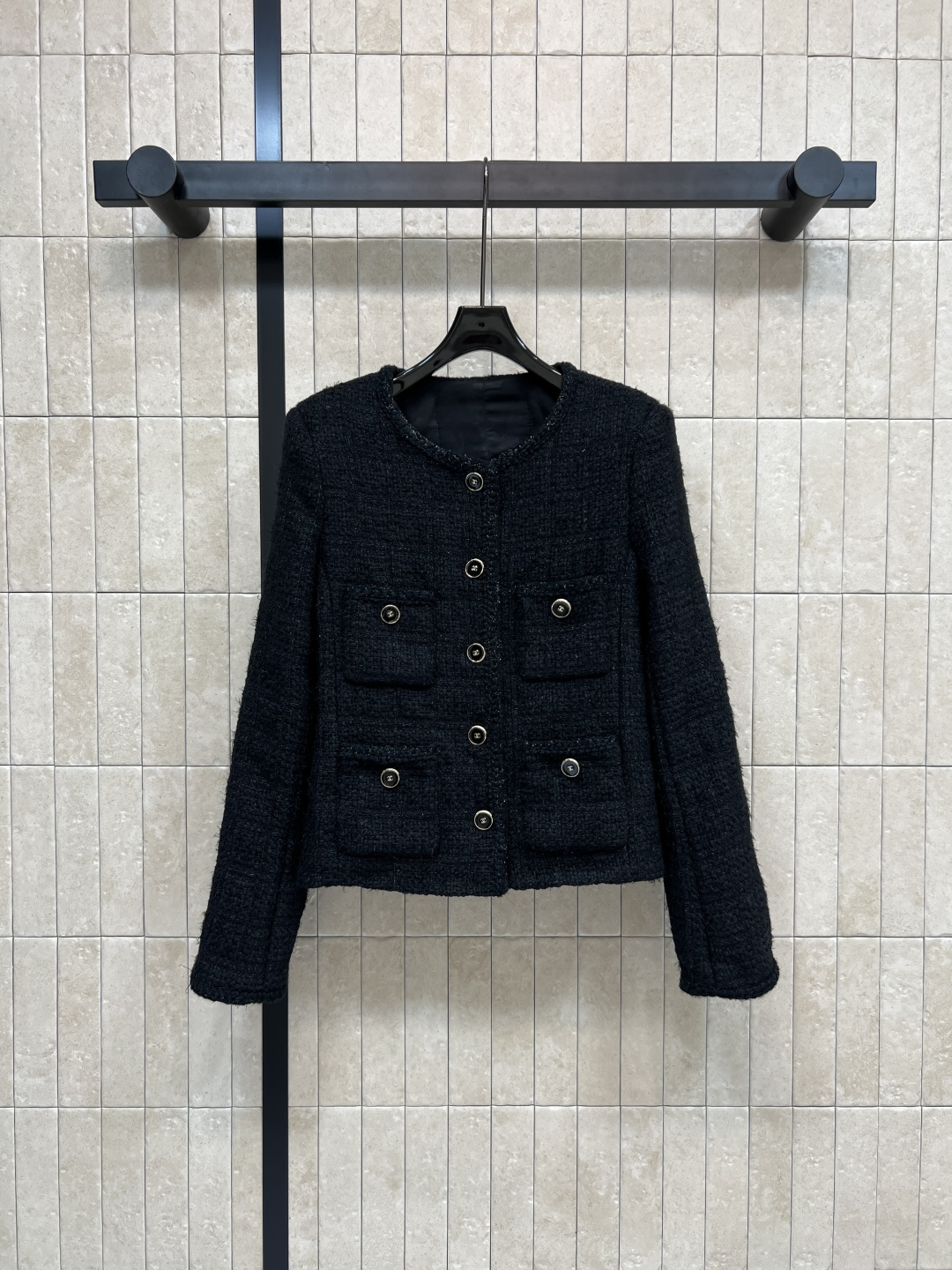 NO:498484,Xiaoxiangjia 25 autumn and winter new round neck tweed jacket, classic basic style versatile and not picky, Logo button embellishment, double pockets, beautiful and practical, high-quality textured fabric, soft and comfortable, the upper body is full of temperament and goddess sense, full of dignity and elegance for any occasion, exquisite and high-end shoulder pad design, not inferior in important occasions, one color three-code Size/S-M-L,, chanel, jackets & coats, alexander wang19860909小香家 25秋冬新款 圆领粗花呢外套 经典基础版型百搭不挑人 Logo纽扣点缀 双口袋美观实用 高级有质感的面料 软糯舒适 上身就是满满的气质女神感 任何场合穿都是满满的端庄优雅 精致高级的垫肩设计 重要场合也毫不逊色 一色三码Size/S-M-L,,chanel,jackets & coats,alexander wang,Women's clothing