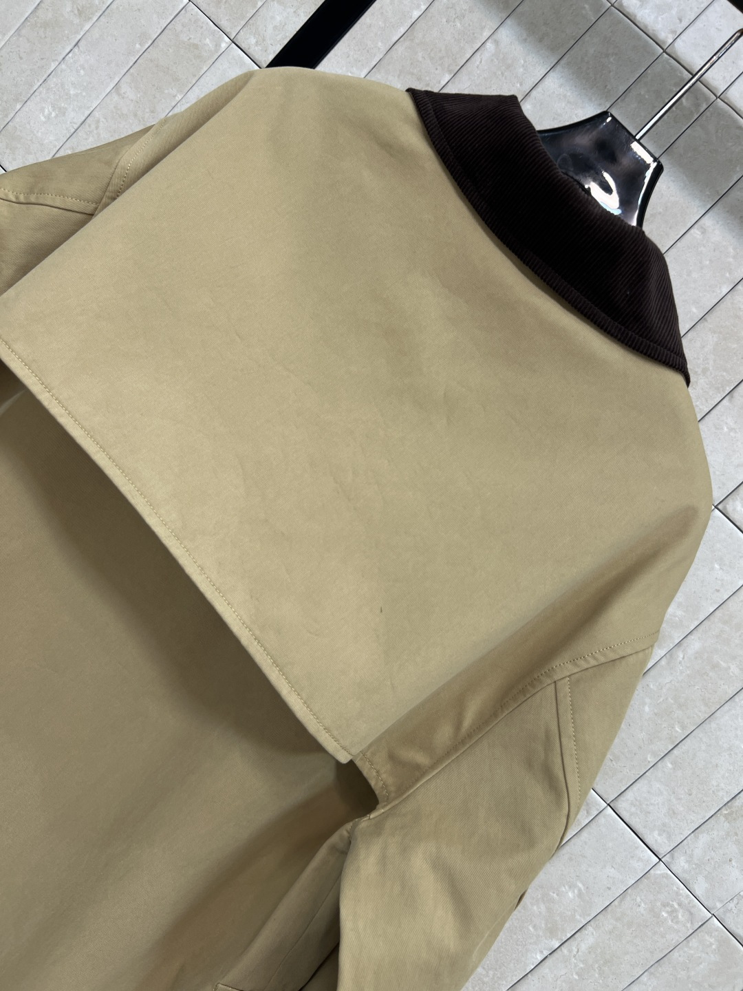 MIu家 25秋冬新款 翻领卡其色长款外套 气质撞色灯芯绒翻领 配有工装大口袋点缀 胸口刺绣字母logo