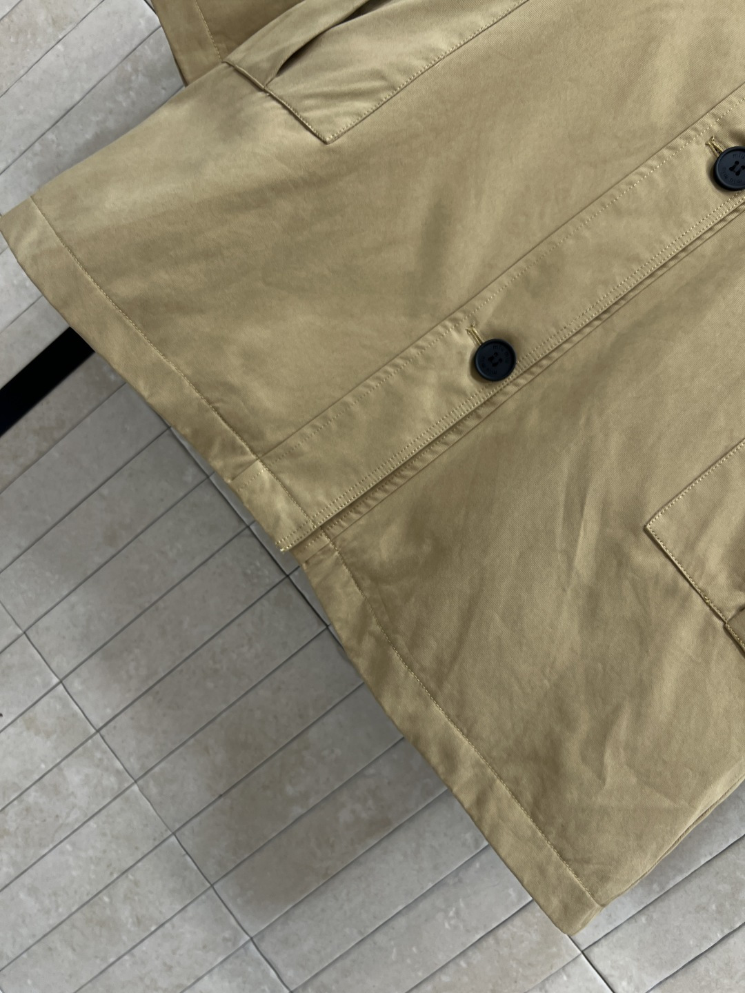 MIu家 25秋冬新款 翻领卡其色长款外套 气质撞色灯芯绒翻领 配有工装大口袋点缀 胸口刺绣字母logo