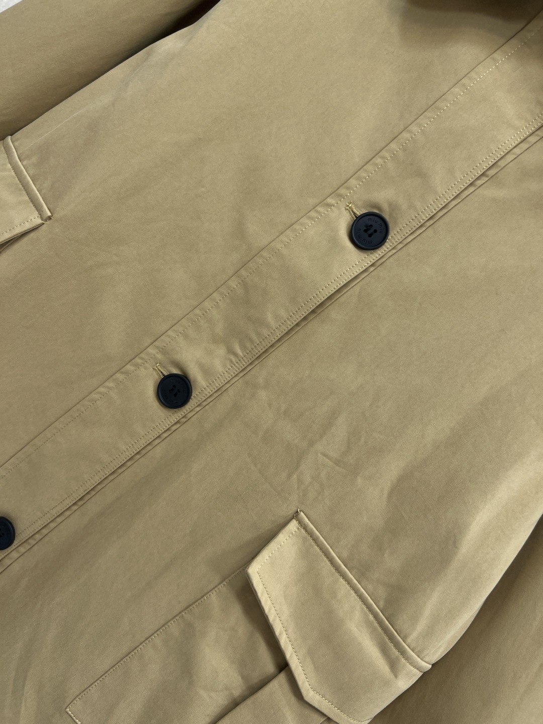 MIu家 25秋冬新款 翻领卡其色长款外套 气质撞色灯芯绒翻领 配有工装大口袋点缀 胸口刺绣字母logo