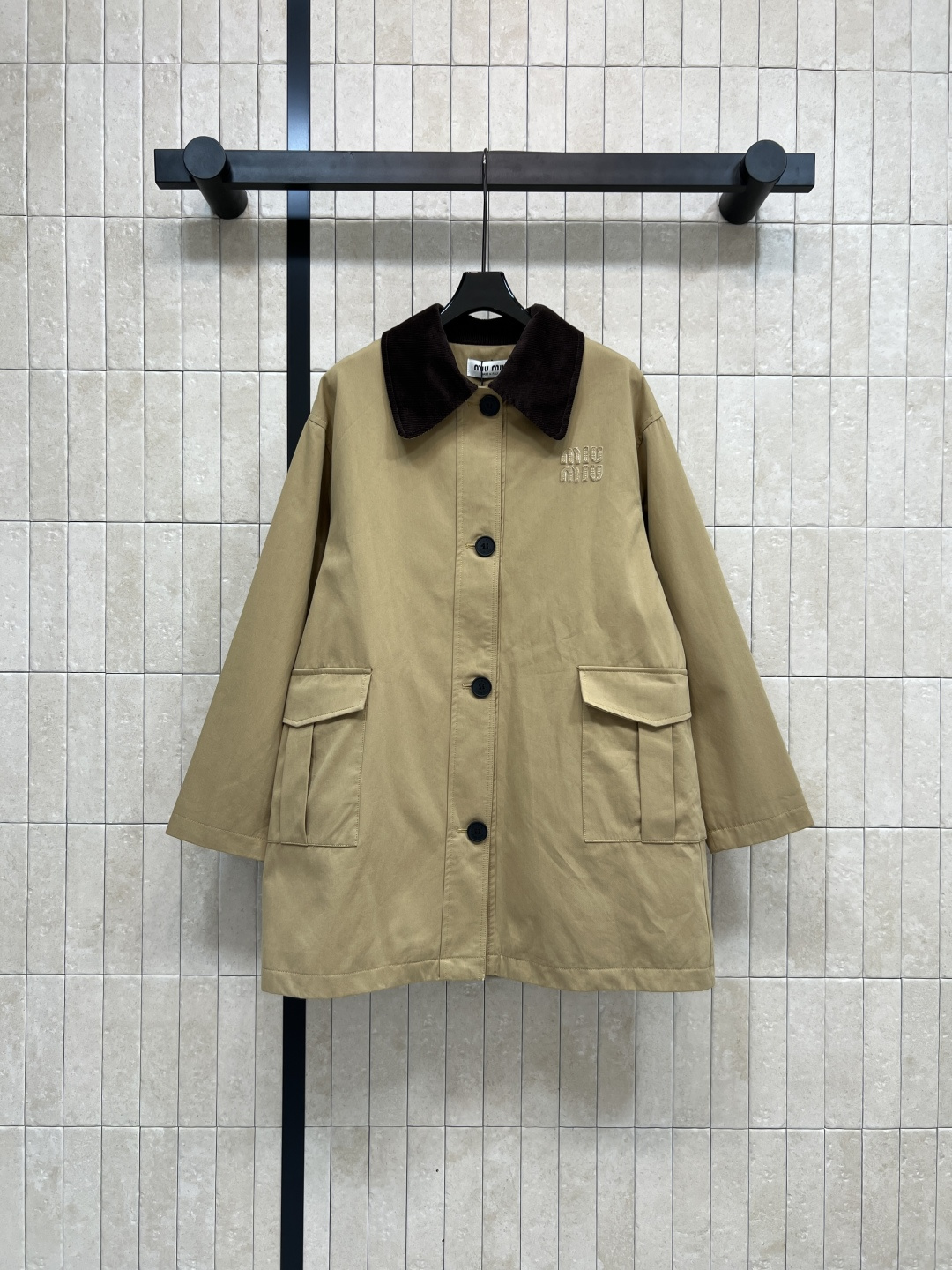 NO:498508,MIu Home 25 autumn and winter new style, khaki long jacket, temperament contrasting corduroy lapel, equipped with large work pocket embroidered letter logo on chest, highlighting the brand charm, khaki color makes it look white, any combination looks good, easy to grasp the upper body, daily leisure recommendation, one color three-code Size/S-M-L,,miumiu, jackets & coats,alexander wang19860909MIu家 25秋冬新款 翻领卡其色长款外套 气质撞色灯芯绒翻领 配有工装大口袋点缀 胸口刺绣字母logo 彰显品牌魅力 卡其色巨显白 随便搭配都好看 上身轻松拿捏好身材 日常出街休闲推荐一色三码Size/S-M-L,,miumiu,jackets & coats,alexander wang,Women's clothing