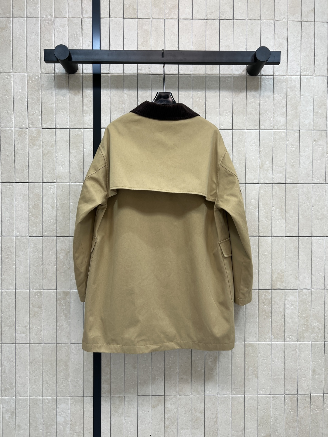 MIu家 25秋冬新款 翻领卡其色长款外套 气质撞色灯芯绒翻领 配有工装大口袋点缀 胸口刺绣字母logo