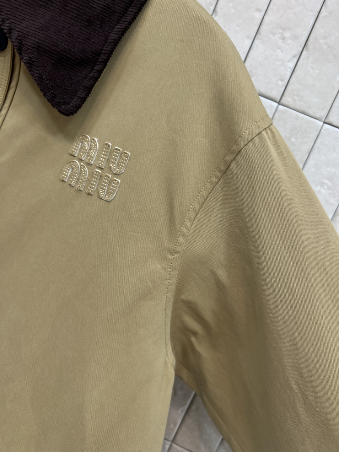 MIu家 25秋冬新款 翻领卡其色长款外套 气质撞色灯芯绒翻领 配有工装大口袋点缀 胸口刺绣字母logo