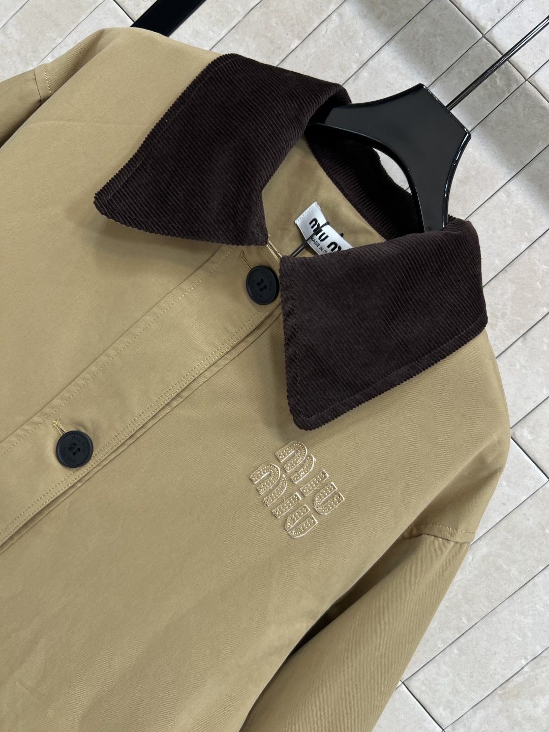 MIu家 25秋冬新款 翻领卡其色长款外套 气质撞色灯芯绒翻领 配有工装大口袋点缀 胸口刺绣字母logo