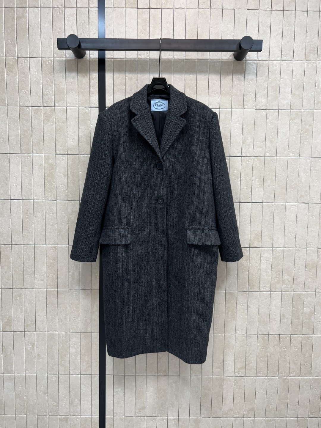 NO:498515,PD home with dust bag 25 autumn and winter new style lapel wool coat 100% pure wool fabric is excellent in texture, skin-friendly and comfortable and weighty, loose silhouette coat with versatile upper body, not picky, easy to grasp the atmosphere of Korean heroine, sweet and cool, fashionable and versatile, one color three-code Size/S-M-L,,dior,alexander wang19860909配防尘袋PD家 25秋冬新款 翻领羊毛大衣 百分百纯羊毛面料质感超赞 亲肤舒适有重量 宽松廓形大衣上身百搭不挑人 轻松拿捏韩系女主氛围 可甜可酷 时髦百搭 一色三码Size/S-M-L,,dior,alexander wang,Women's clothing