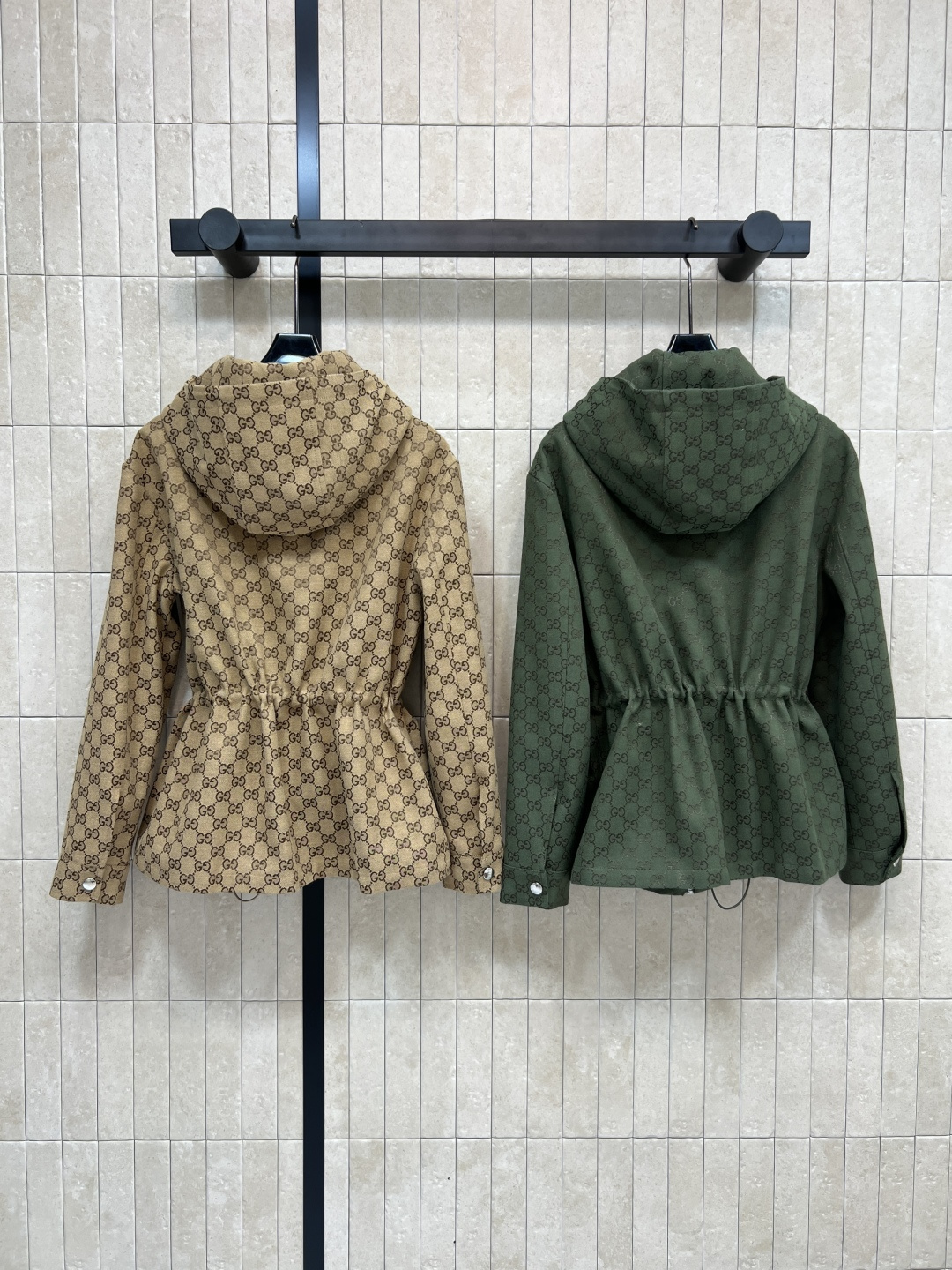 G家 25秋冬新款 双G提花连帽收腰外套 上身简直太绝了 显白显瘦又酷帅 腰间采用松紧抽绳收腰设计 潮酷